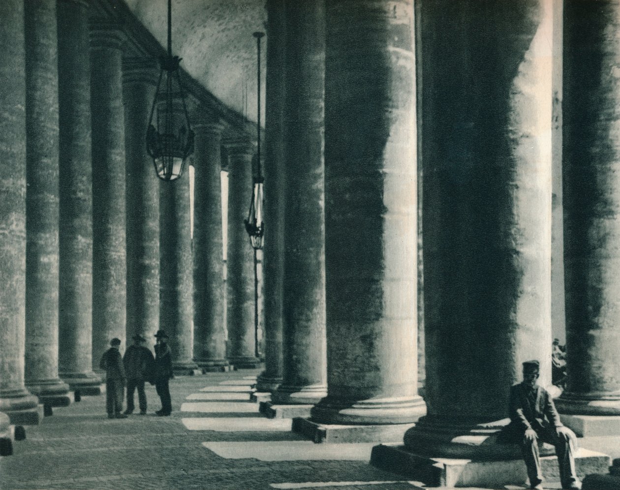 Osa pylväikköstä St Peters Squarella, Rooma, Italia, 1927 tekijältä Eugen Poppel