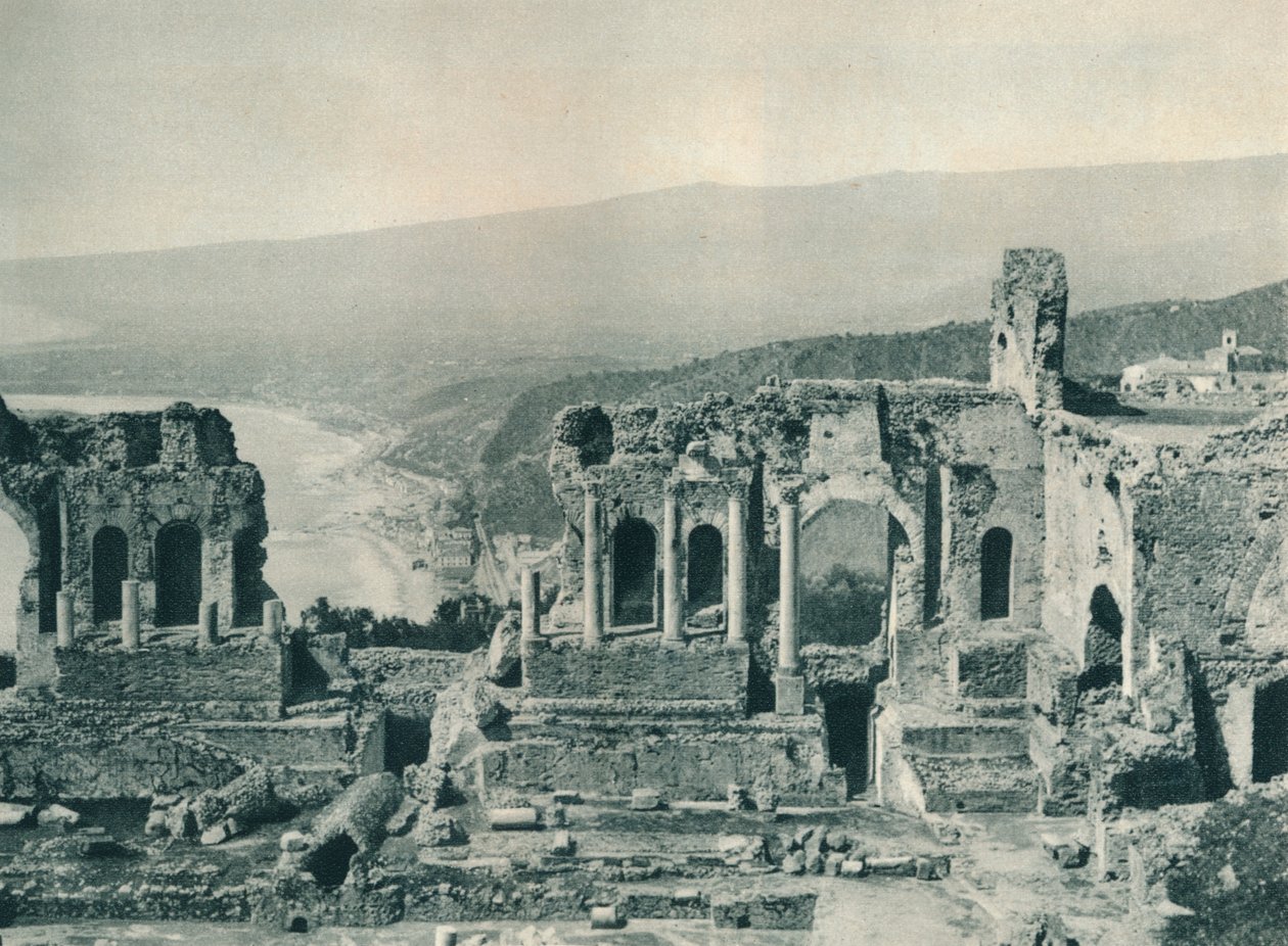 Kreikkalaisen teatterin näyttämö ja pukuhuone, Taormina, Sisilia, Italia, 1927 tekijältä Eugen Poppel