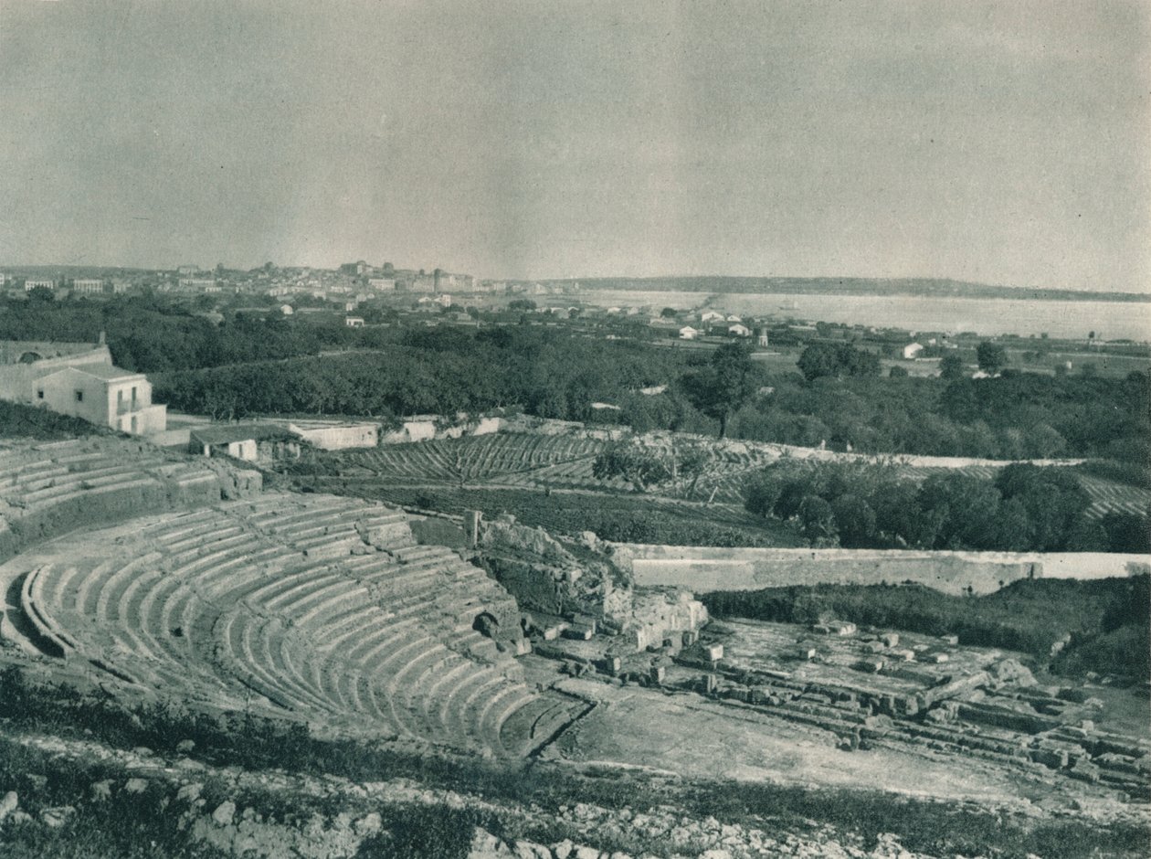 Näkymä kaupunkiin kreikkalaisesta teatterista, Syracuse, Sisilia, Italia, 1927 tekijältä Eugen Poppel