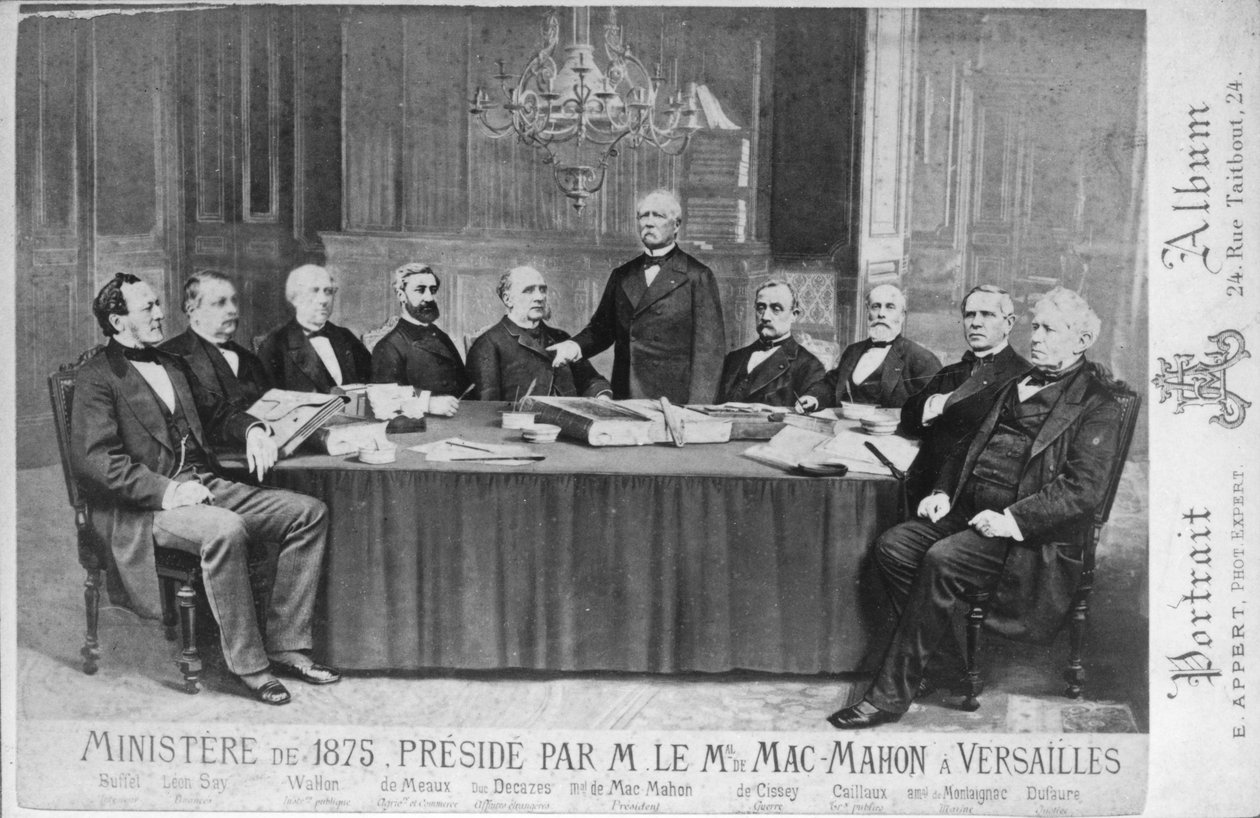 Vuoden 1875 ministeriö, jonka puheenjohtajana toimi marsalkka Edme Patrice Maurice Mac-Mahon (1808-93) Versailles