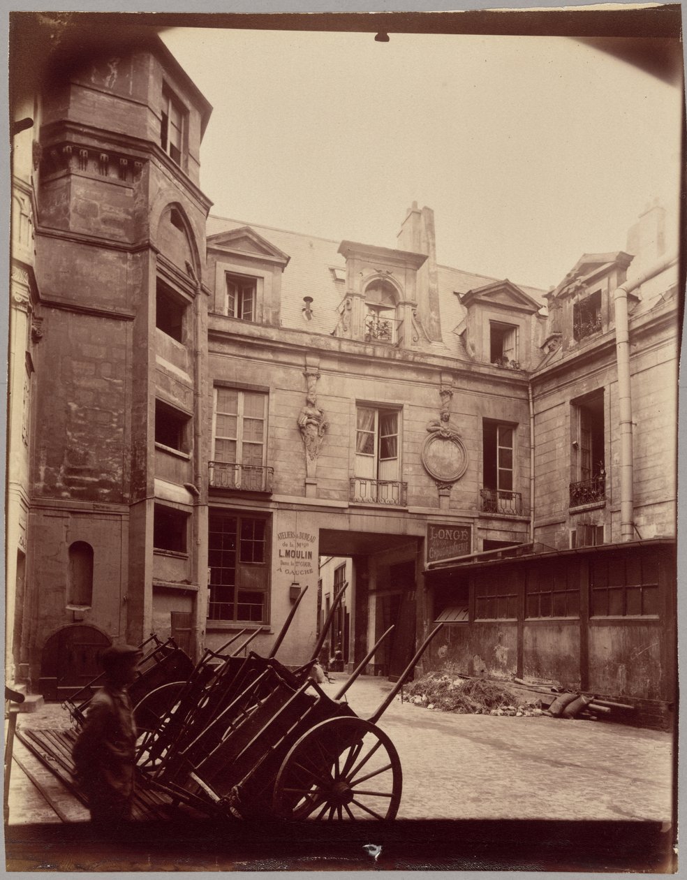 Cour Charlemagne, Hôtel du Prévot, 16 rue Charlemagne tekijältä Eugène Atget