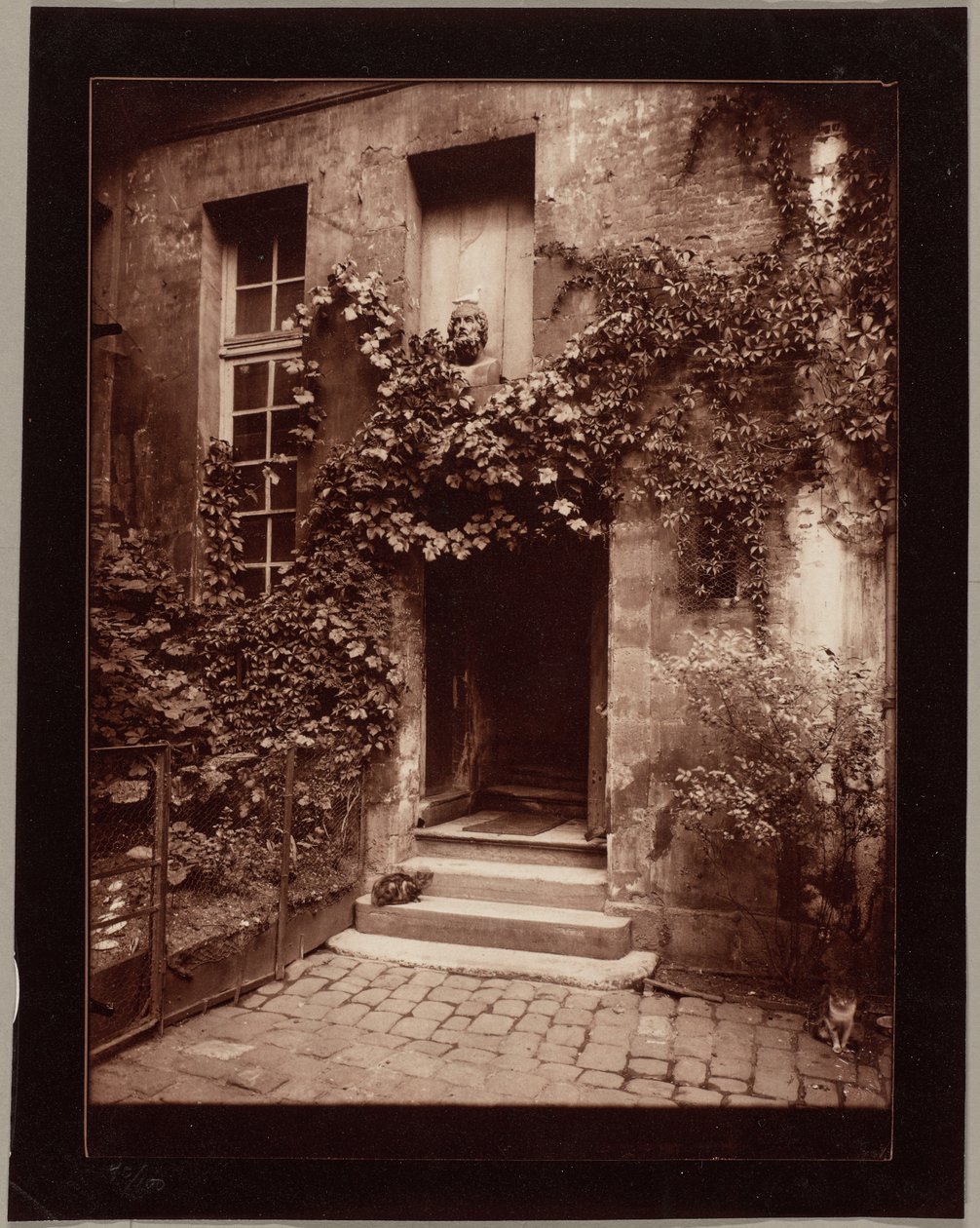 Rouenin sisäpiha tekijältä Eugène Atget