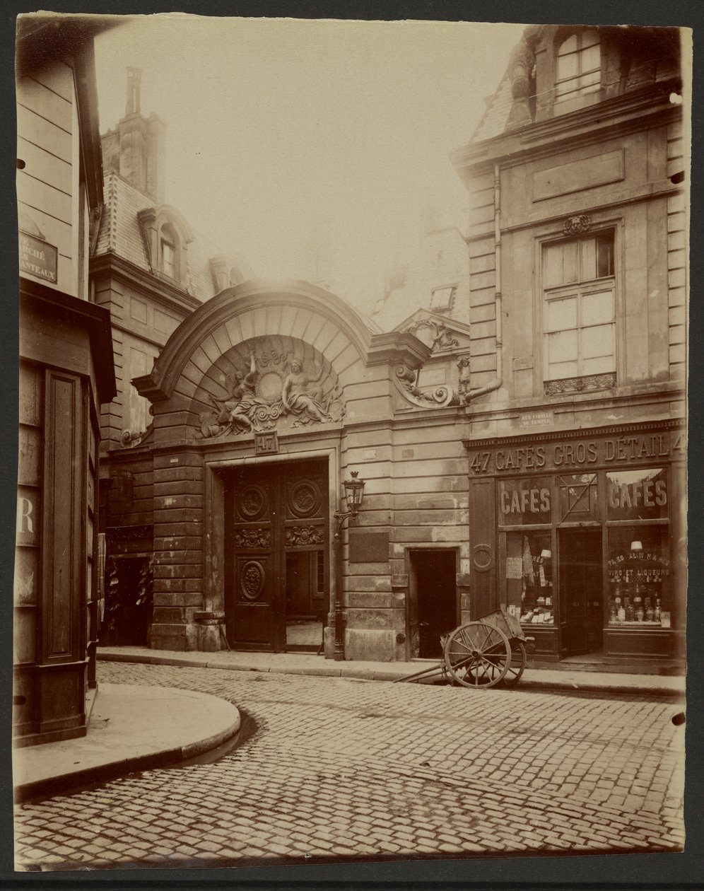 [Yksityishotellin sisäänkäynti, Rue Vieille du Temple 47] tekijältä Eugène Atget