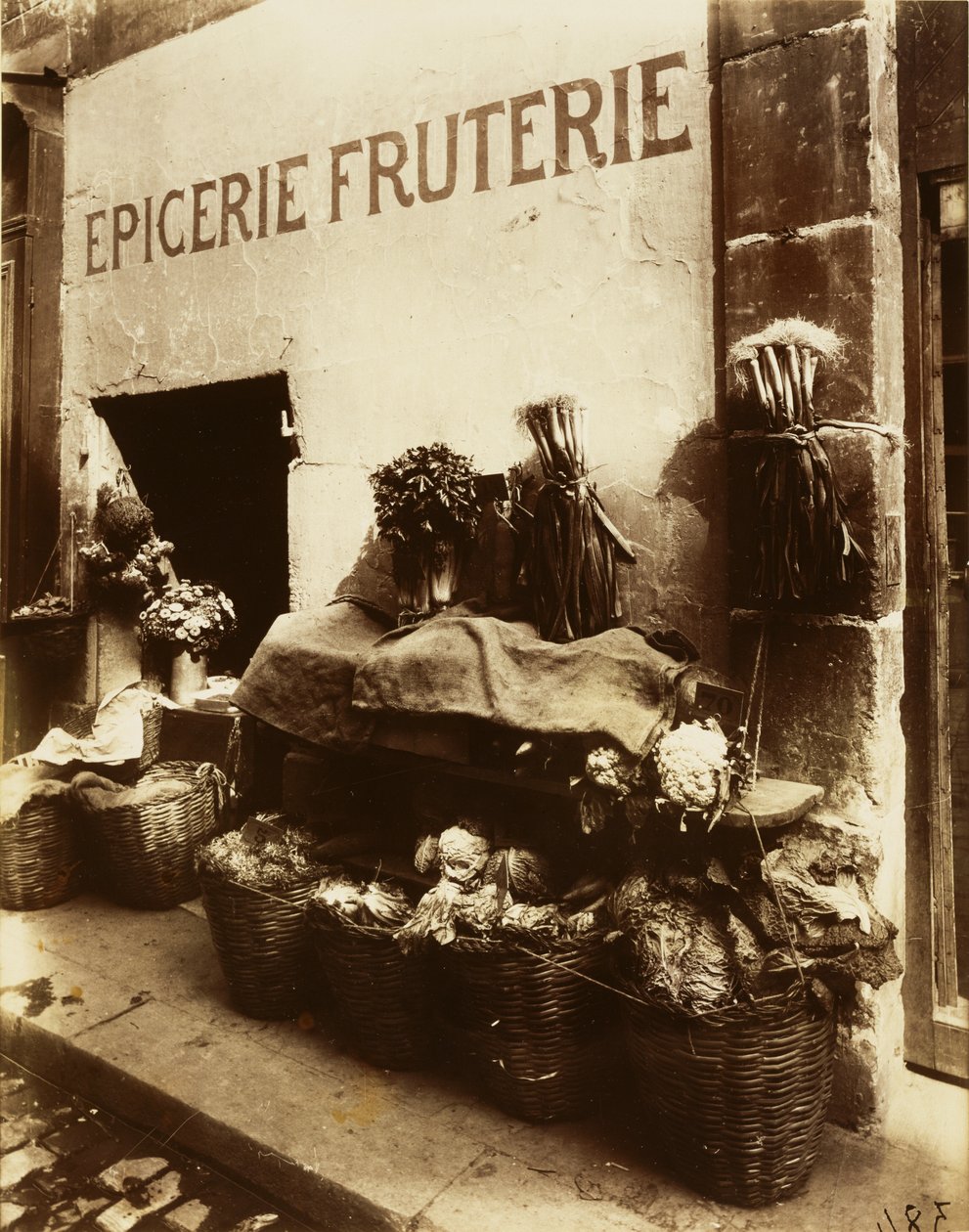 Ruoka- ja hedelmäkauppa tekijältä Eugène Atget