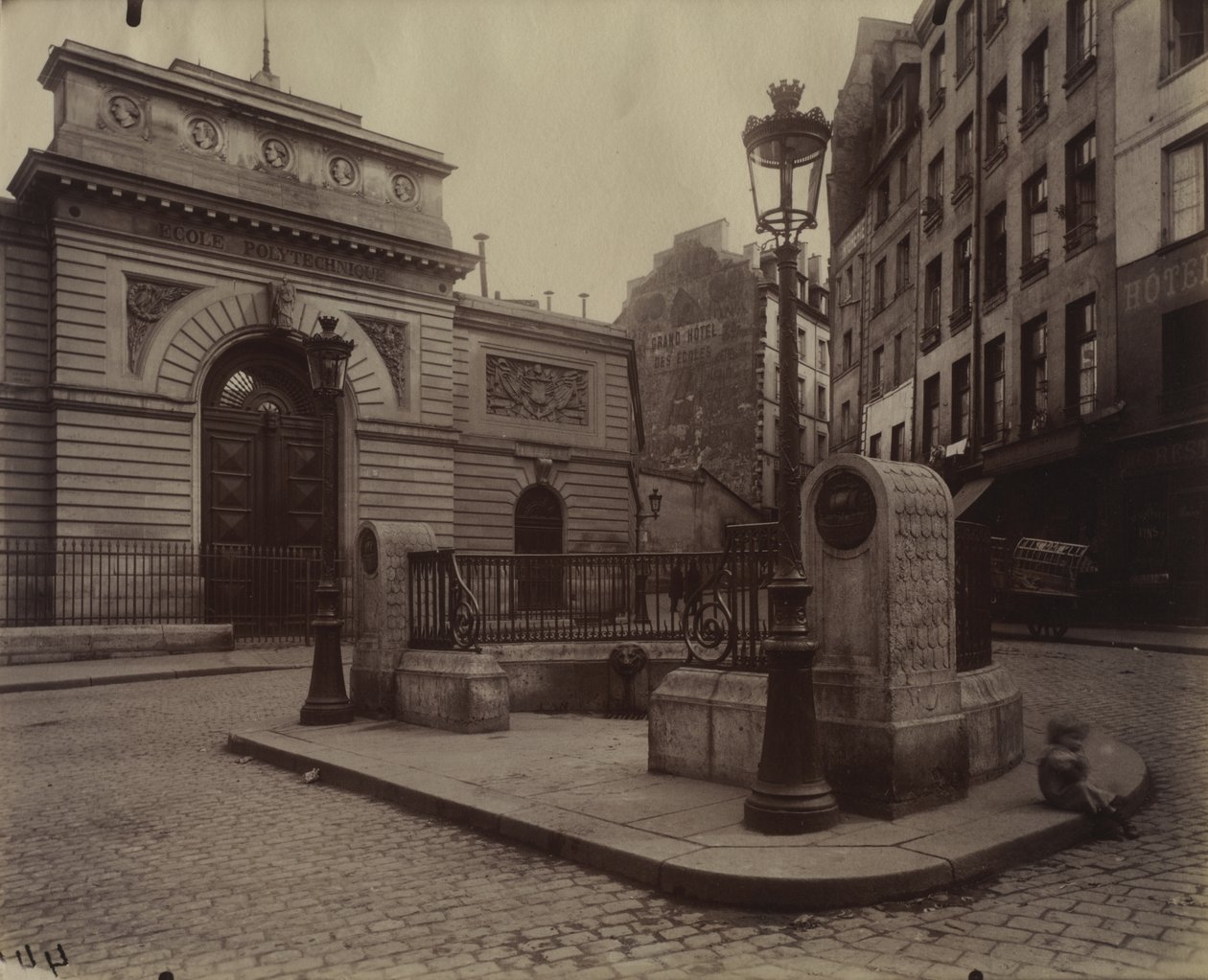 Ecole Polytechniquen suihkulähde tekijältä Eugène Atget