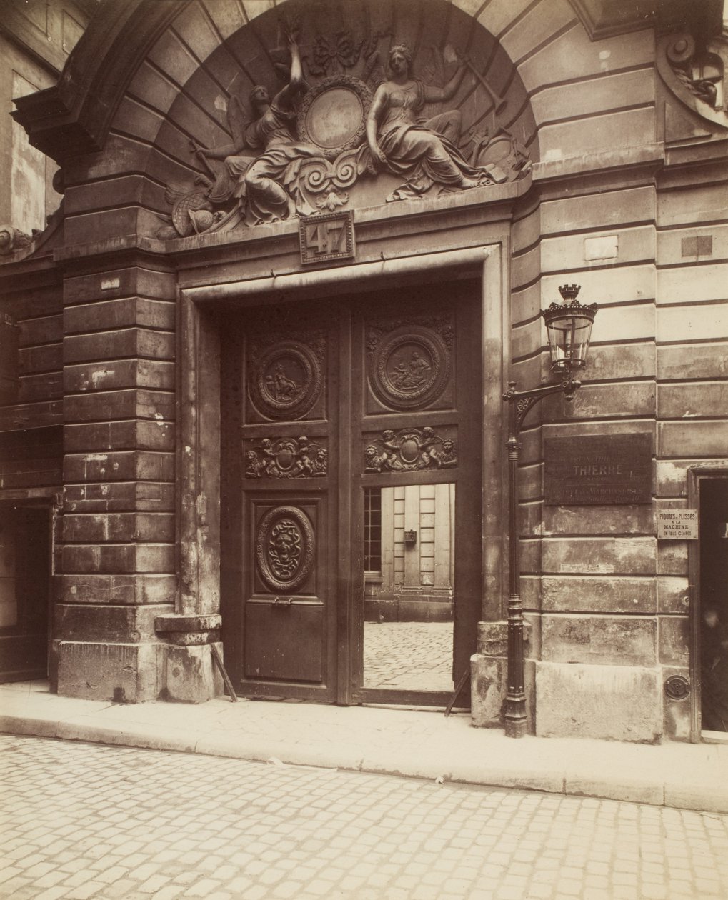 H√otel des Ambassadeurs de Hollande, 47 rue Vieille-du-Temple,1900 (kuva) tekijältä Eugène Atget