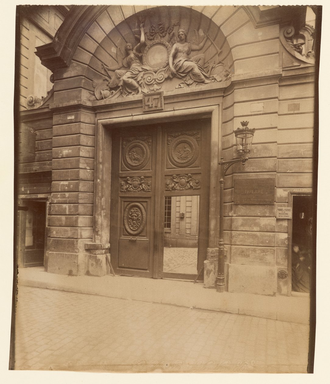 Hollannin suurlähettiläiden hotelli, 47 rue Vieille-du-Temple tekijältä Eugène Atget