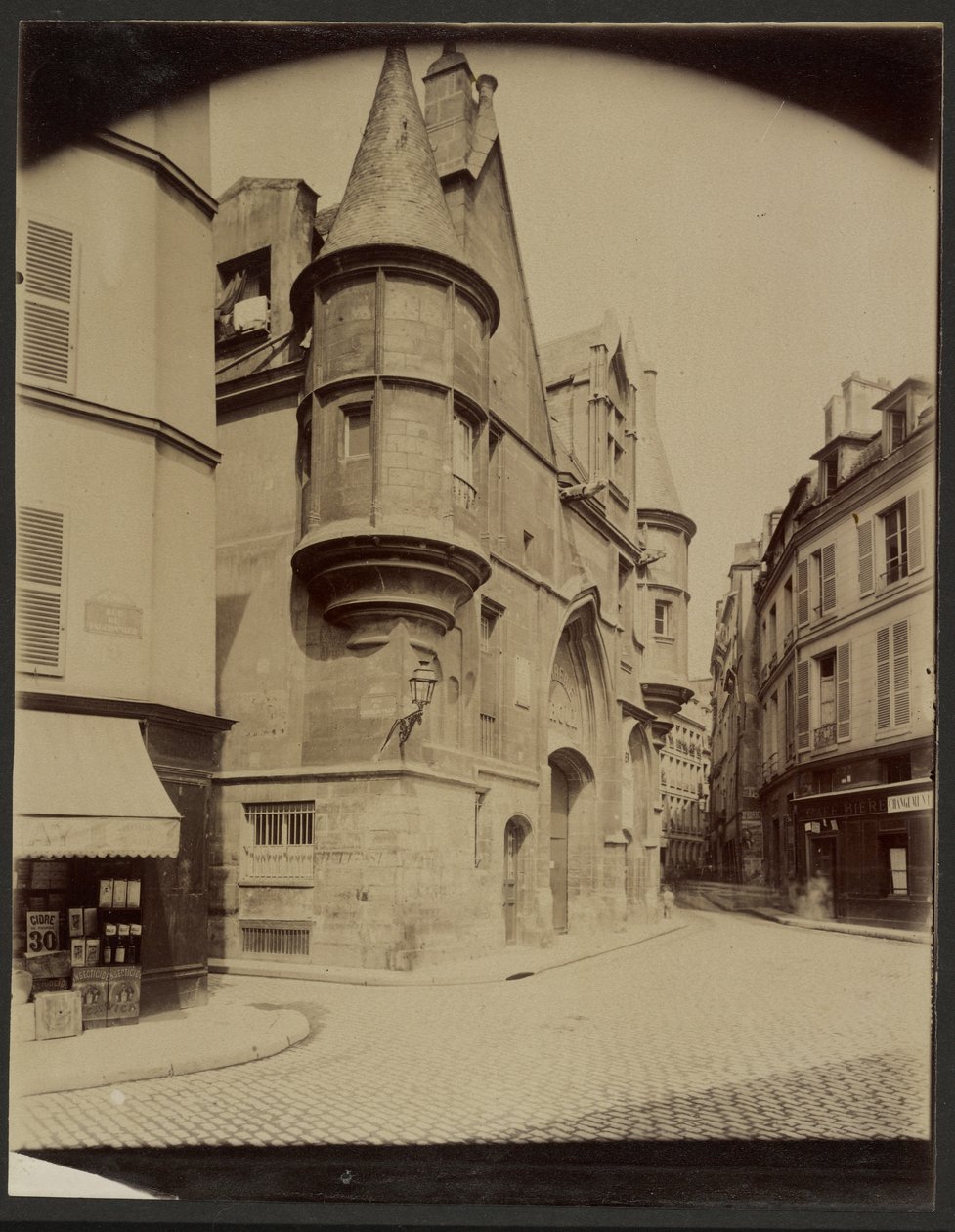Hôtel de Sens, nykyinen Bibliothèque Forney; Rue du Riguier, 4. kaupunginosa tekijältä Eugène Atget