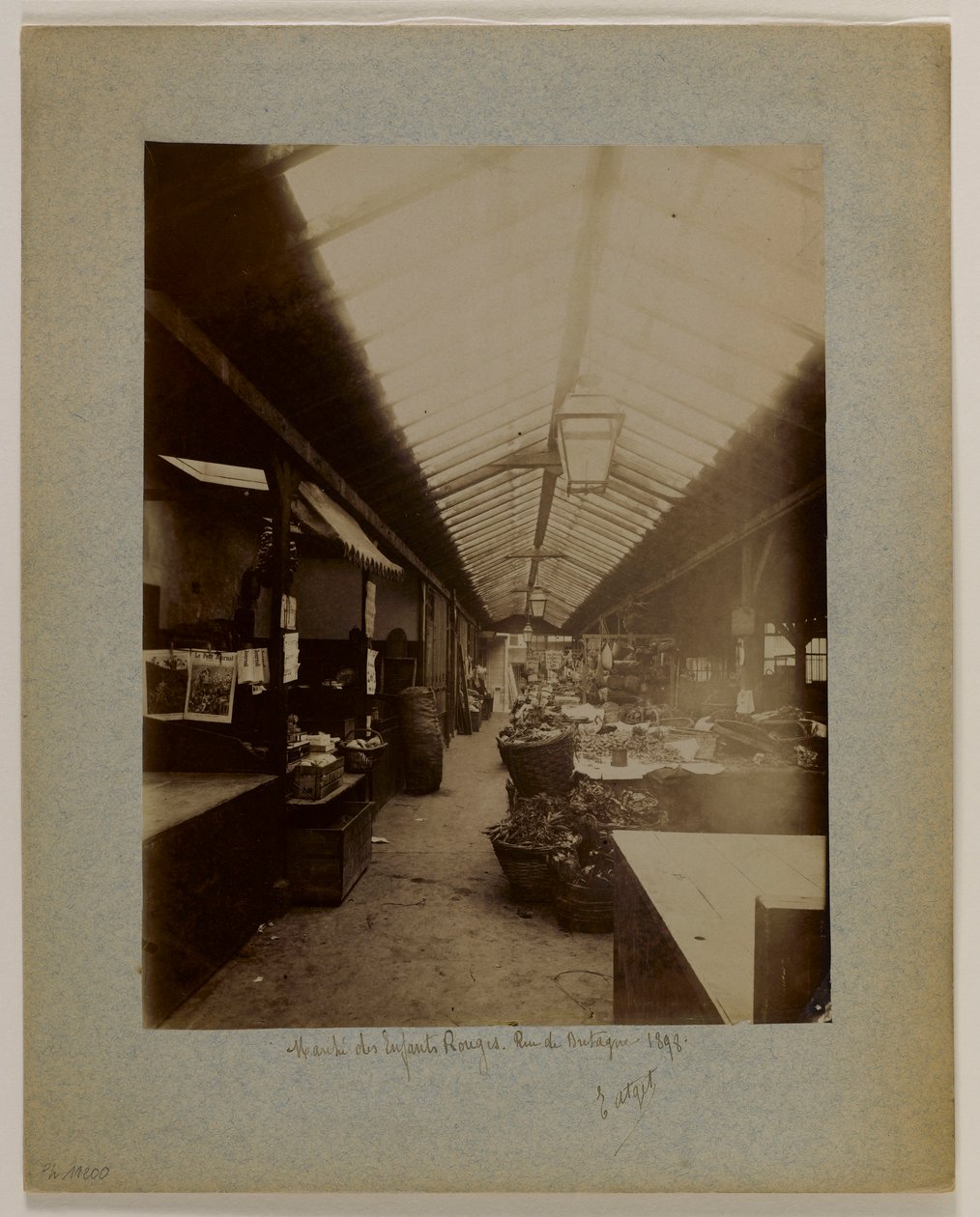 Marché des Enfants-Rouges, rue de Bretagne, 3rd arrondissement, Pariisi tekijältä Eugène Atget