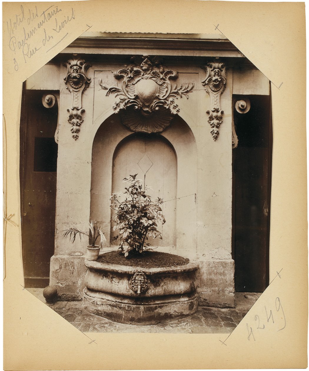 Sivu albumista Documents for the History of Old Paris, n.1910 (albumiprintti) (katso myös 622596-600) tekijältä Eugène Atget