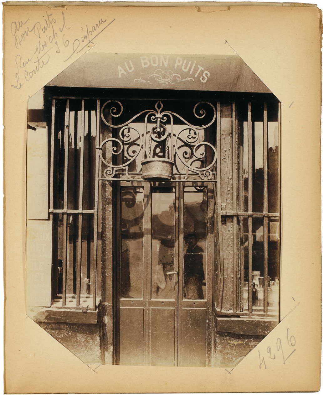 Sivu albumilta "Documents for the History of Old Paris", n.1910 tekijältä Eugène Atget