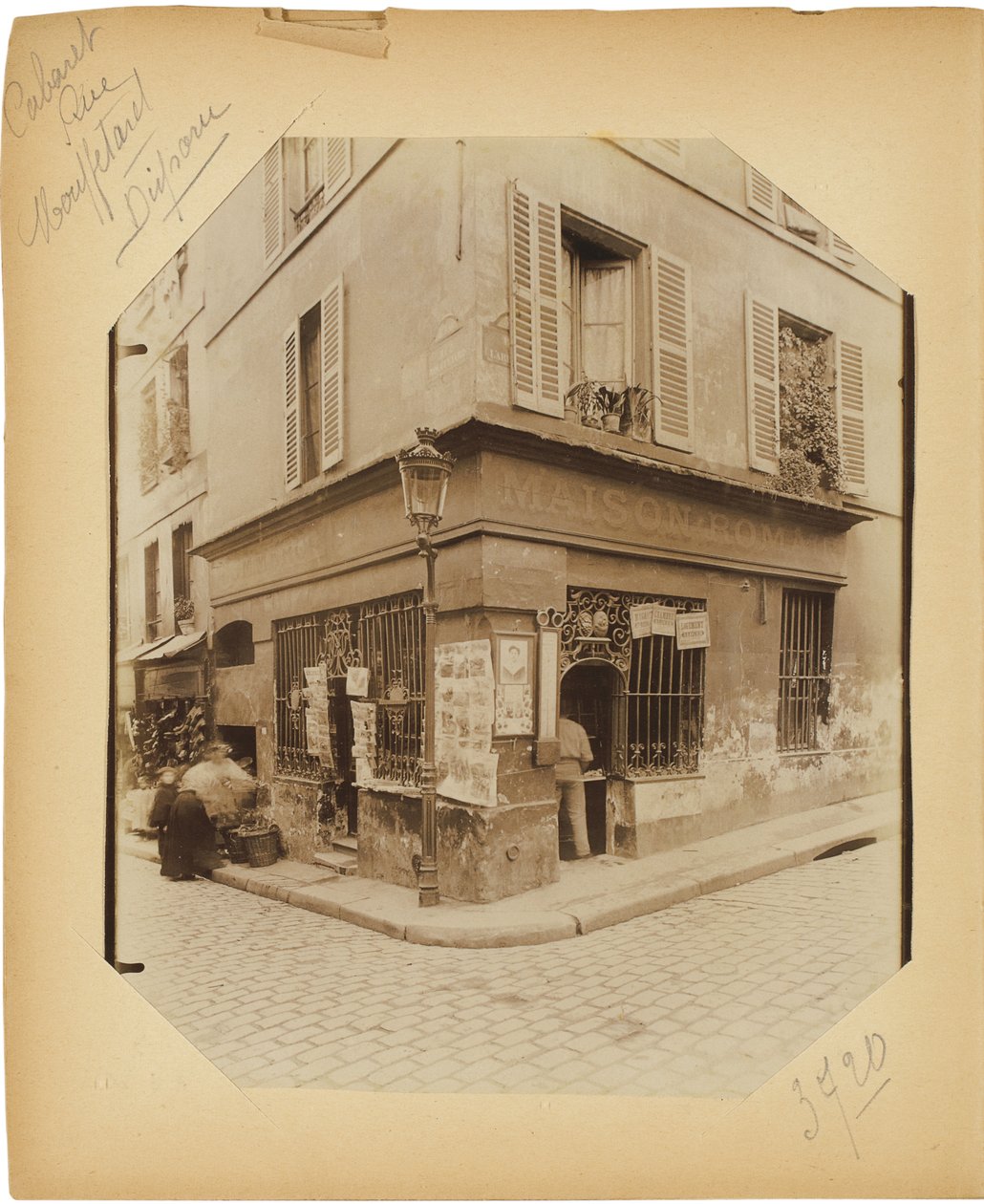 Sivu albumilta "Documents for the History of Old Paris", n.1910 tekijältä Eugène Atget