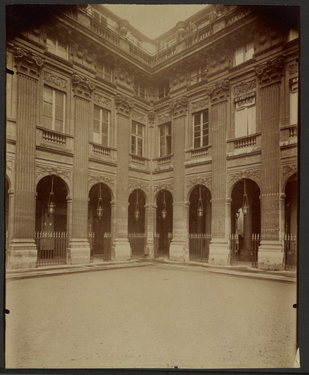 Palais-Royal tekijältä Eugène Atget