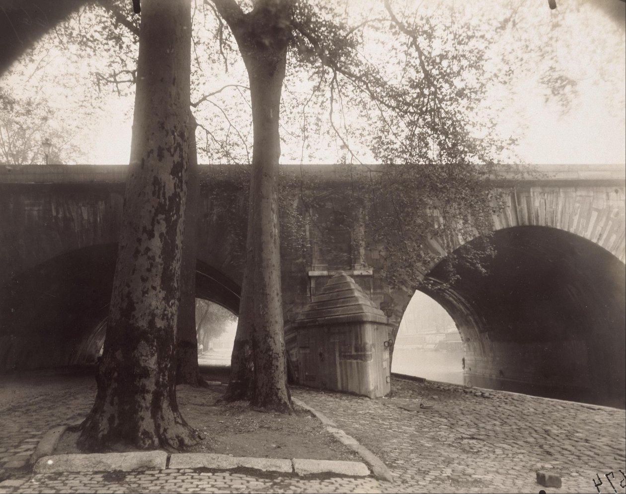 Pont Marie tekijältä Eugène Atget