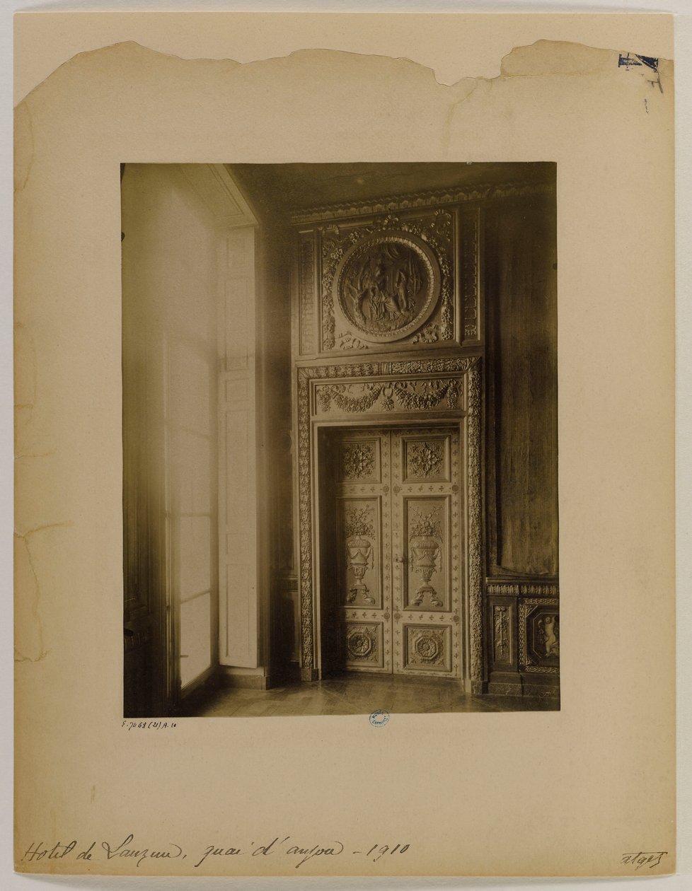 Veistetty ovi, sisustus, Hotel Lauzun tekijältä Eugène Atget
