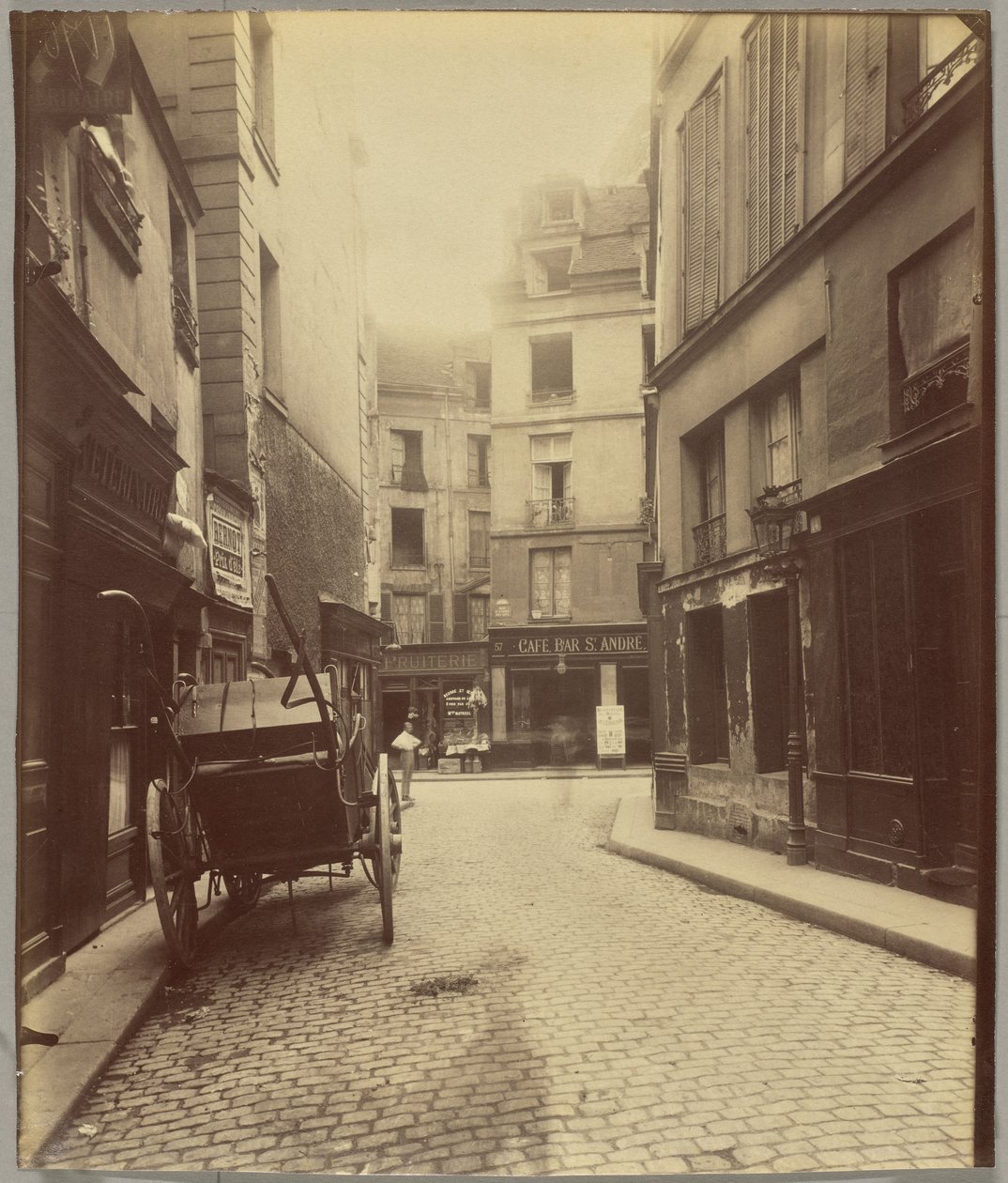 Rue Mazet ja Rue Saint-André des Arts tekijältä Eugène Atget