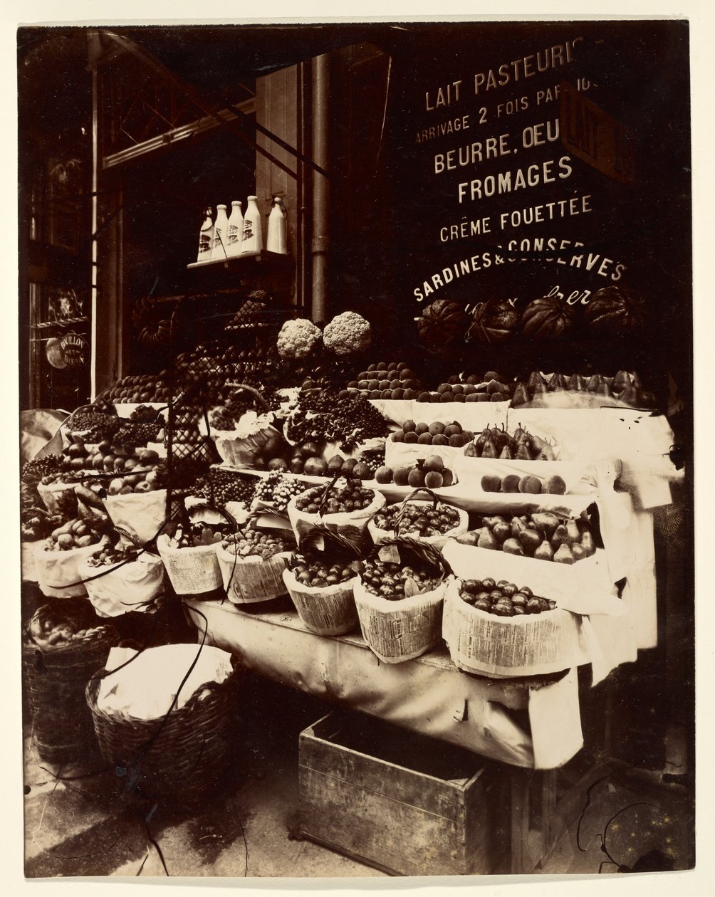 Rue Sainte-Opportune (elintarvike-esillepano, Rue Sainte-Opportune) tekijältä Eugène Atget