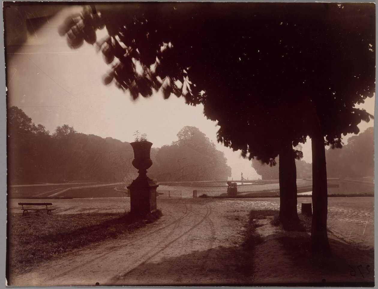 Saint-Cloud tekijältä Eugène Atget