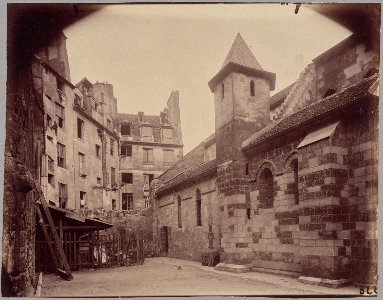 Saint-Julien-le-Pauvre tekijältä Eugène Atget