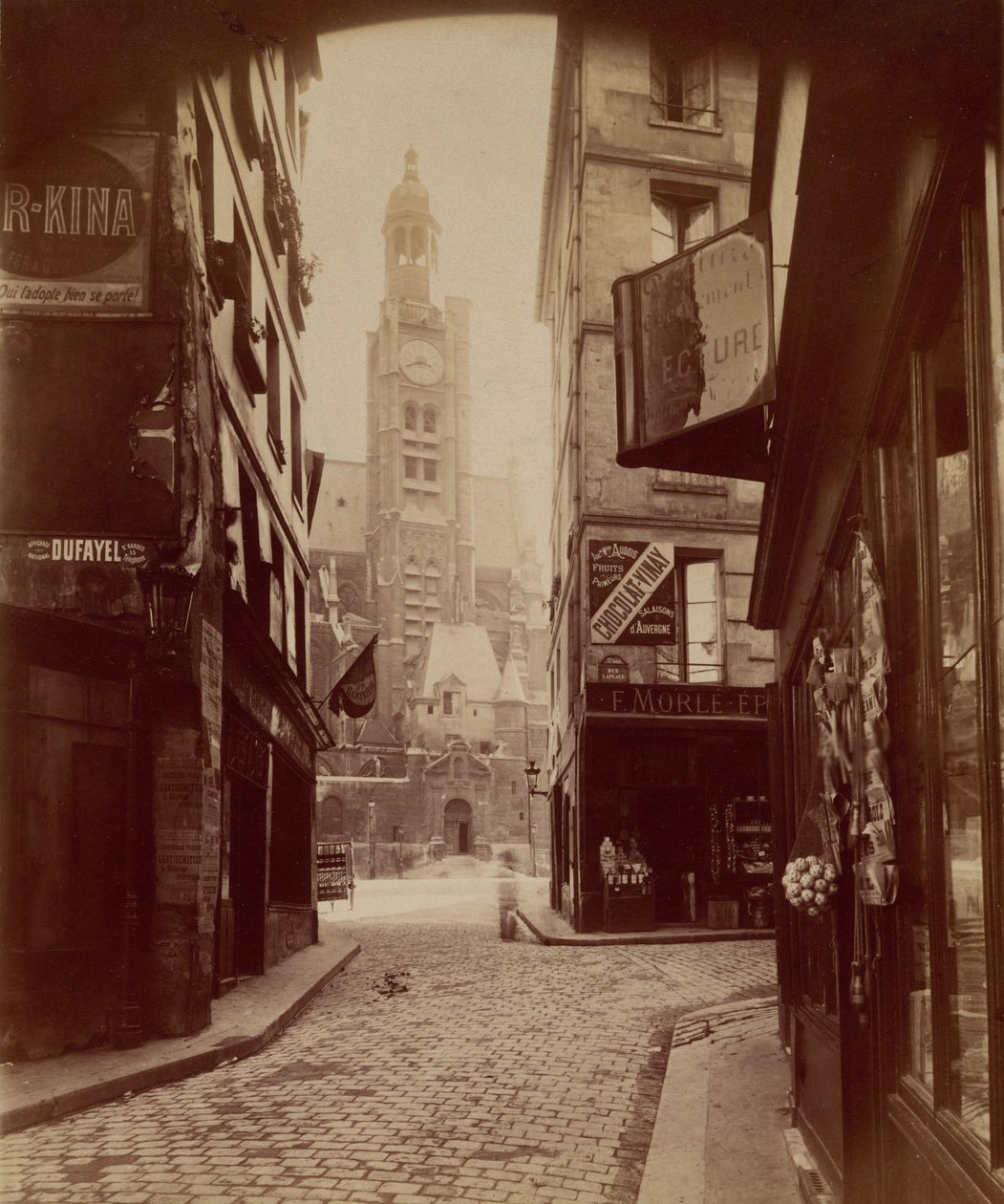St. Etienne du Mont, rue de la Montagne Sainte Genevi√®ve (St. √âtienne du Mont, Montagne Sainte Genevi√®ve -katu),1898 (kuva) tekijältä Eugène Atget