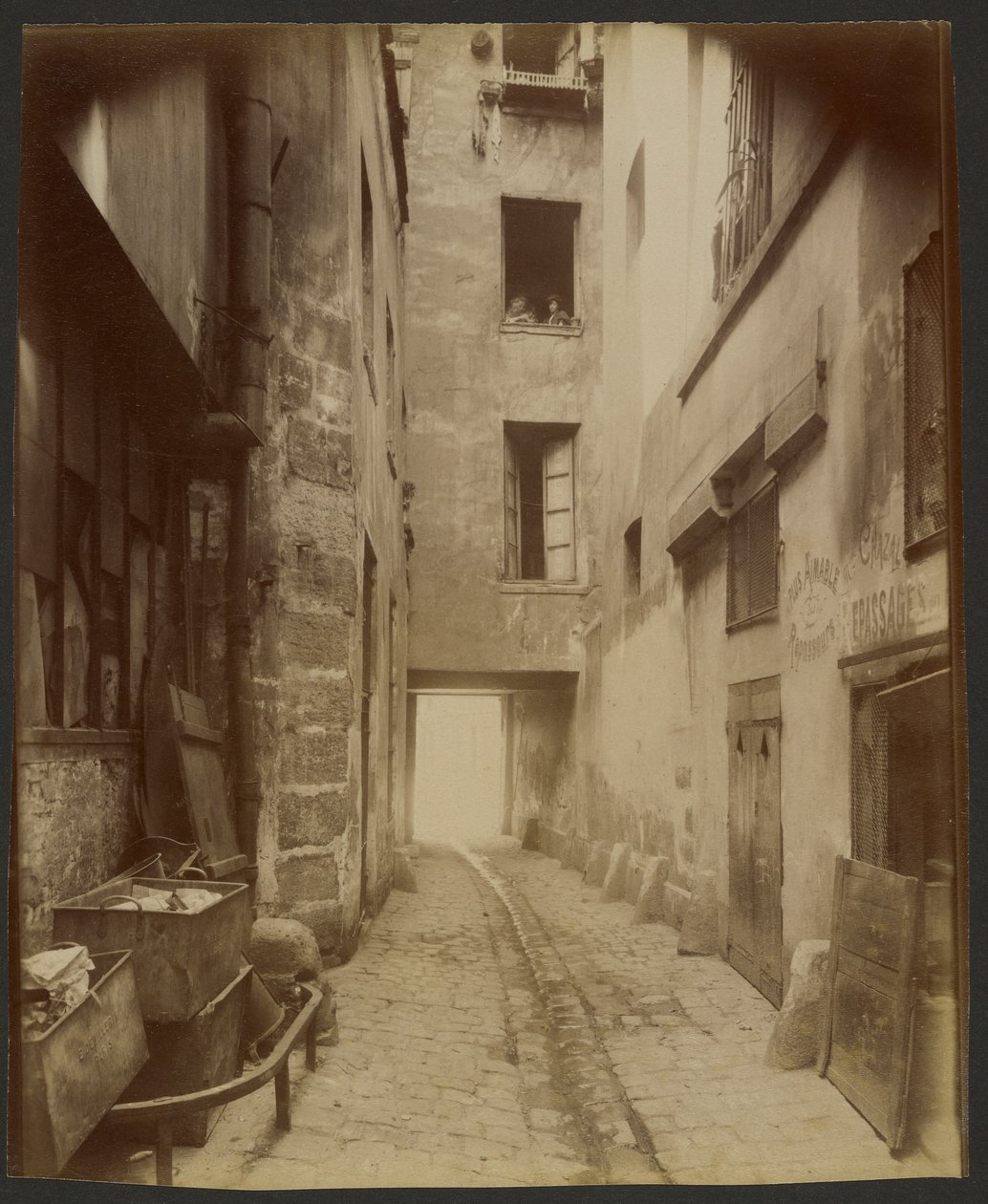 Vanha sisäpiha, Rue Quincampoix 22 (4°) tekijältä Eugène Atget