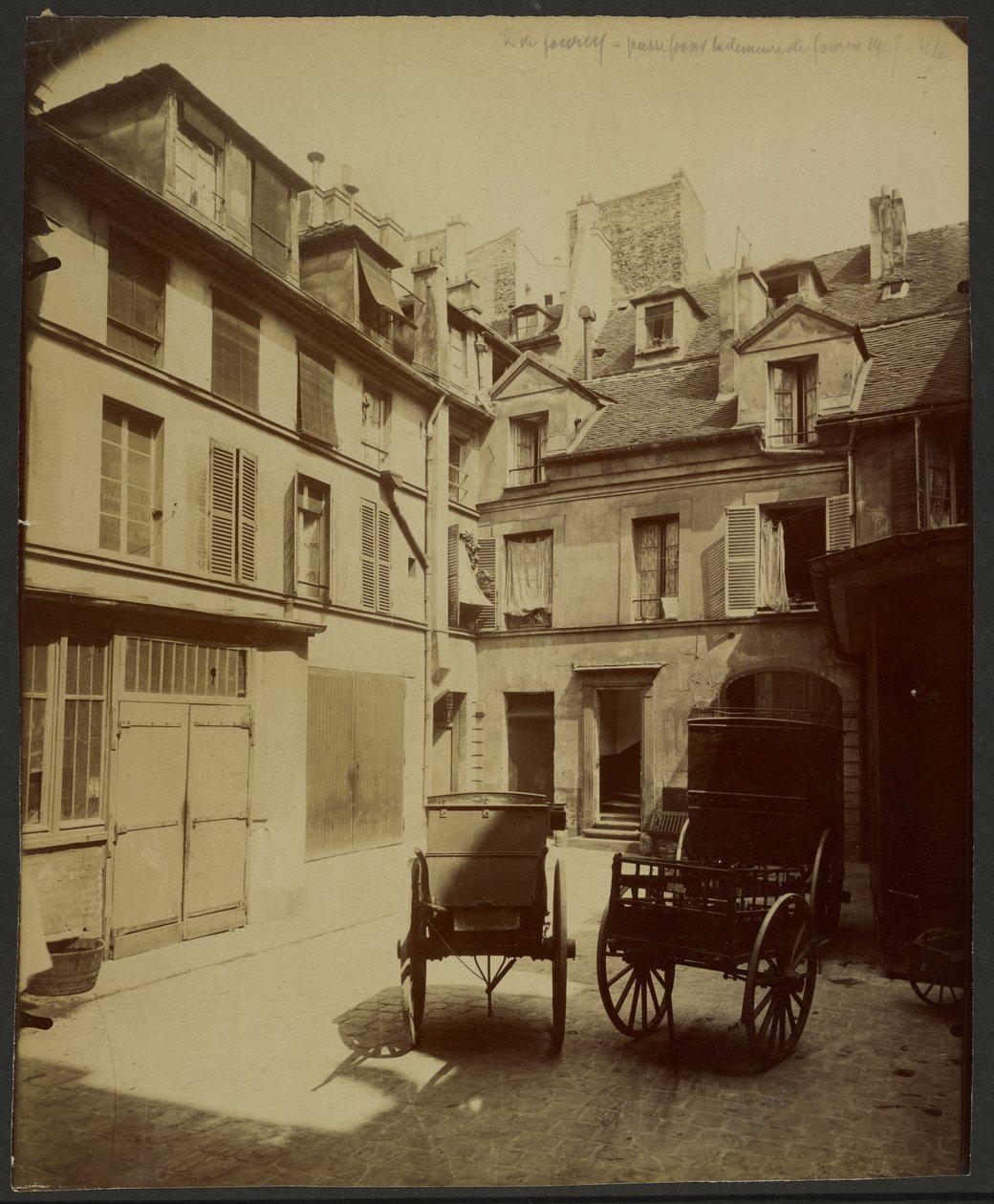 Vanha talo Rue de Fourcylla, jota pidetään kaupunginosassa Fourcyn asuintalona tekijältä Eugène Atget