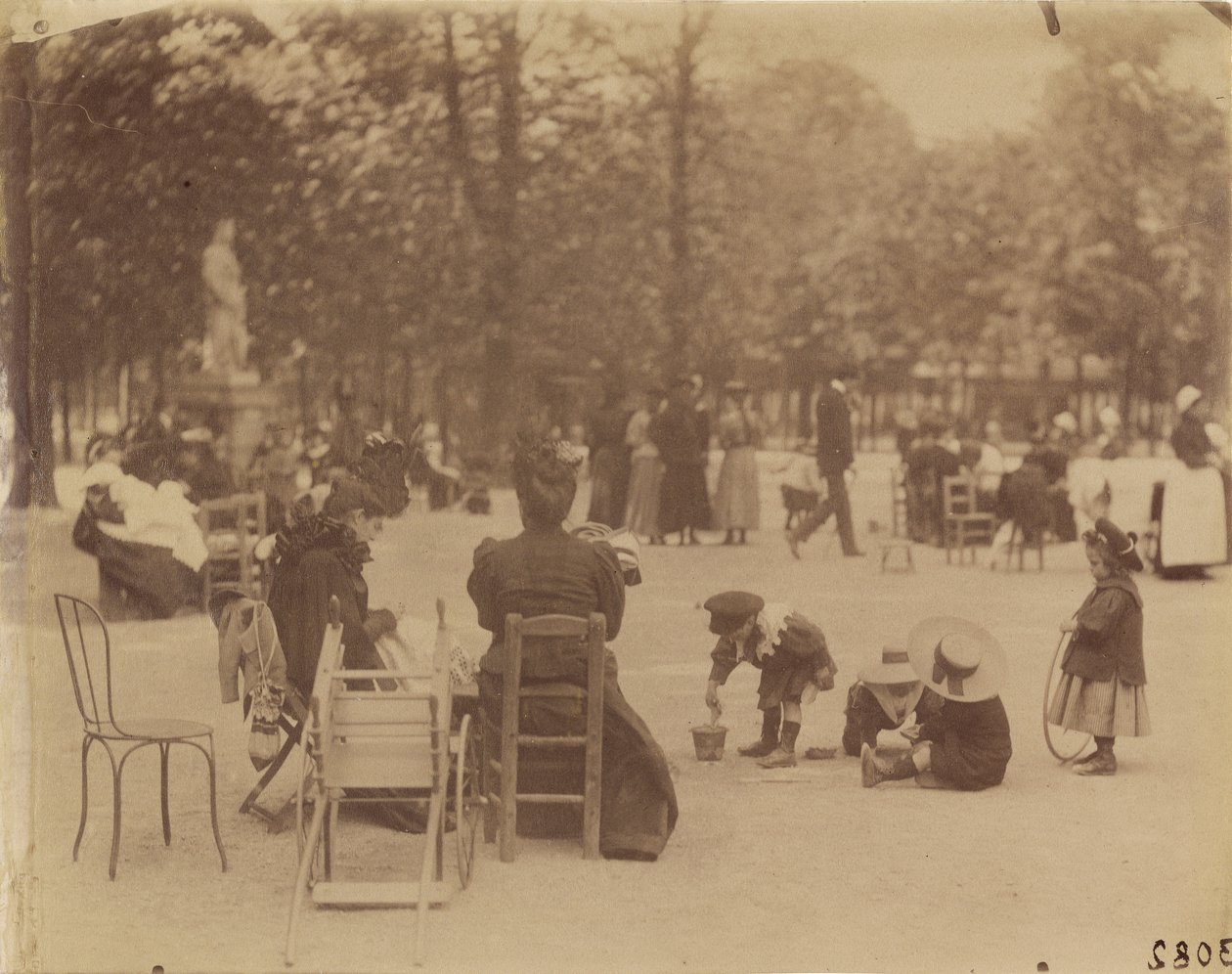 [Naisia ja lapsia Luxembourgin puistossa] tekijältä Eugène Atget