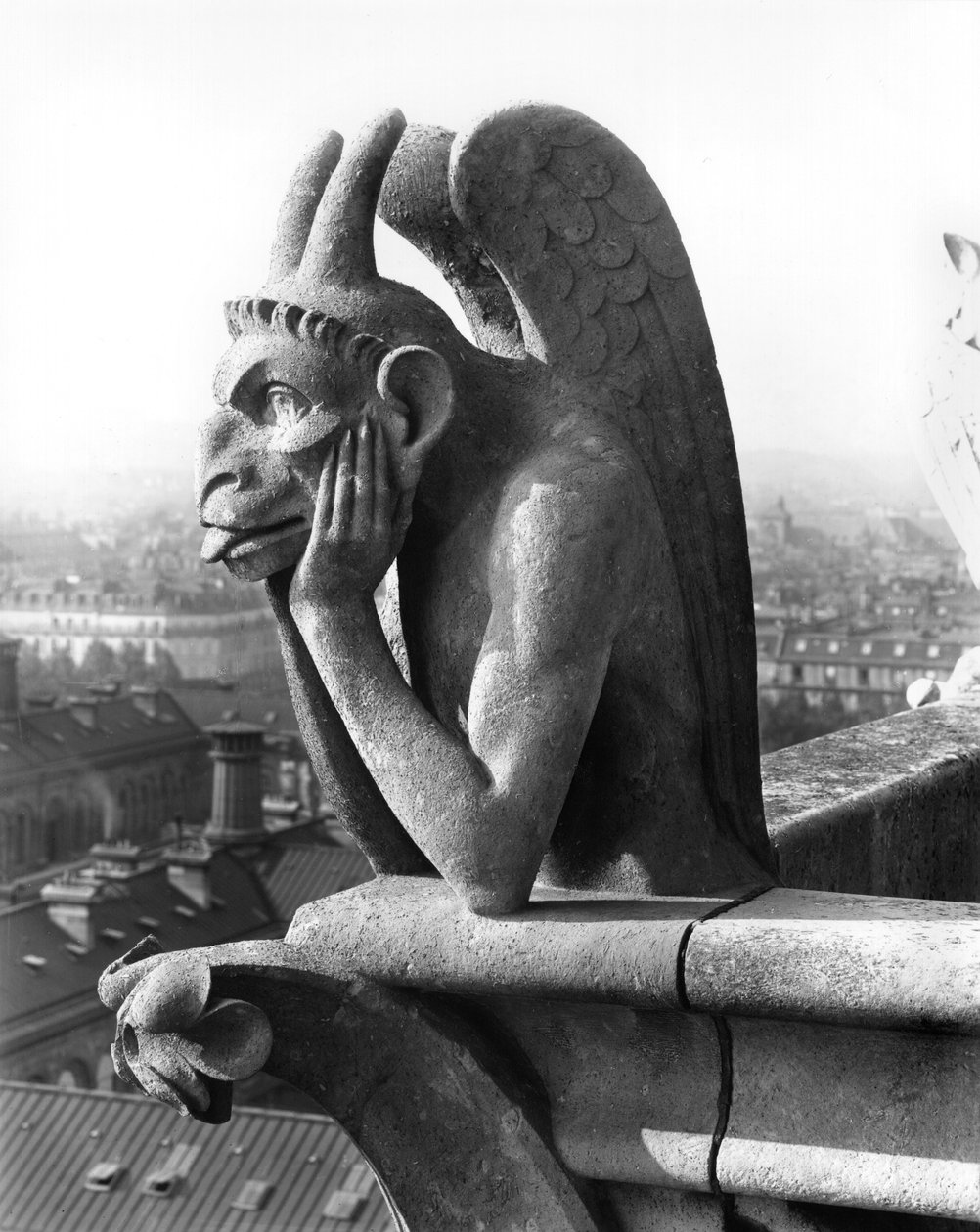 Länsijulkisivun Grande Galerien kaiteen demoninen gargoyle, kopio 1100-luvun alkuperäisestä (kivi) (m/v kuva) tekijältä Eugene Emmanuel Viollet le Duc