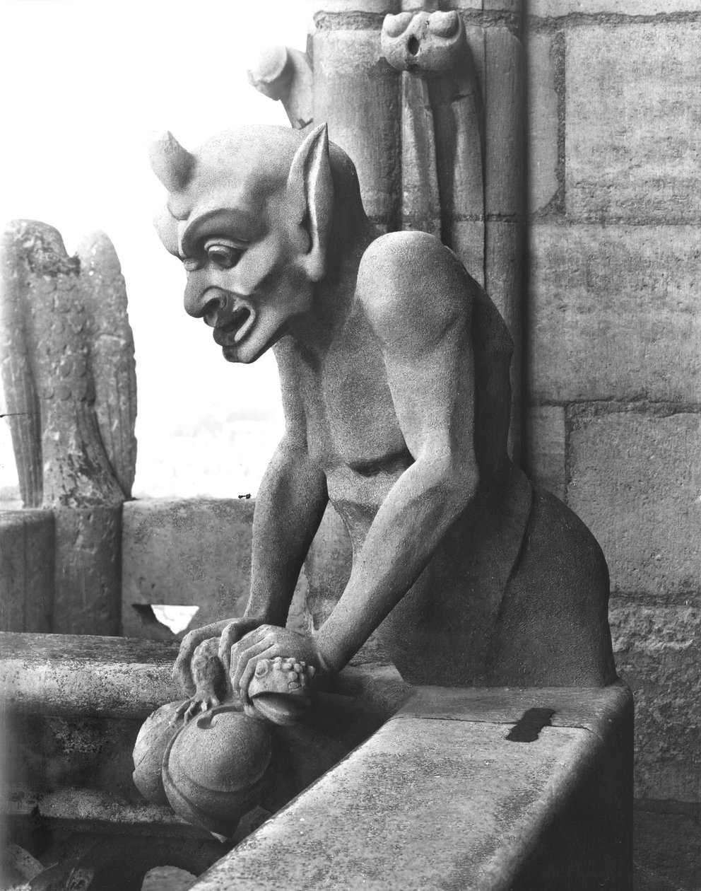 Gargoyle Grande Galerien kaiteesta, paholainen pitelee rupikonnaa, kopio 1100-luvun alkuperäisestä (kivi) (m/v kuva) tekijältä Eugene Emmanuel Viollet le Duc