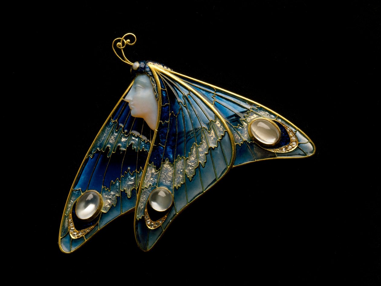 Art Nouveau: kultainen rintaneula, läpikuultavaa emalia, opaalia, kuukiveä ja timanttia perhonenaisen muodossa. Atelier Eugene Feuillatre (1870-1916). 1900 Parma, yksityiskokoelma - Art Nouveau: kultaa, läpikuultavaa emalia, opaalia, kuukiveä ja timanttia, tekijältä Eugene Feuillatre