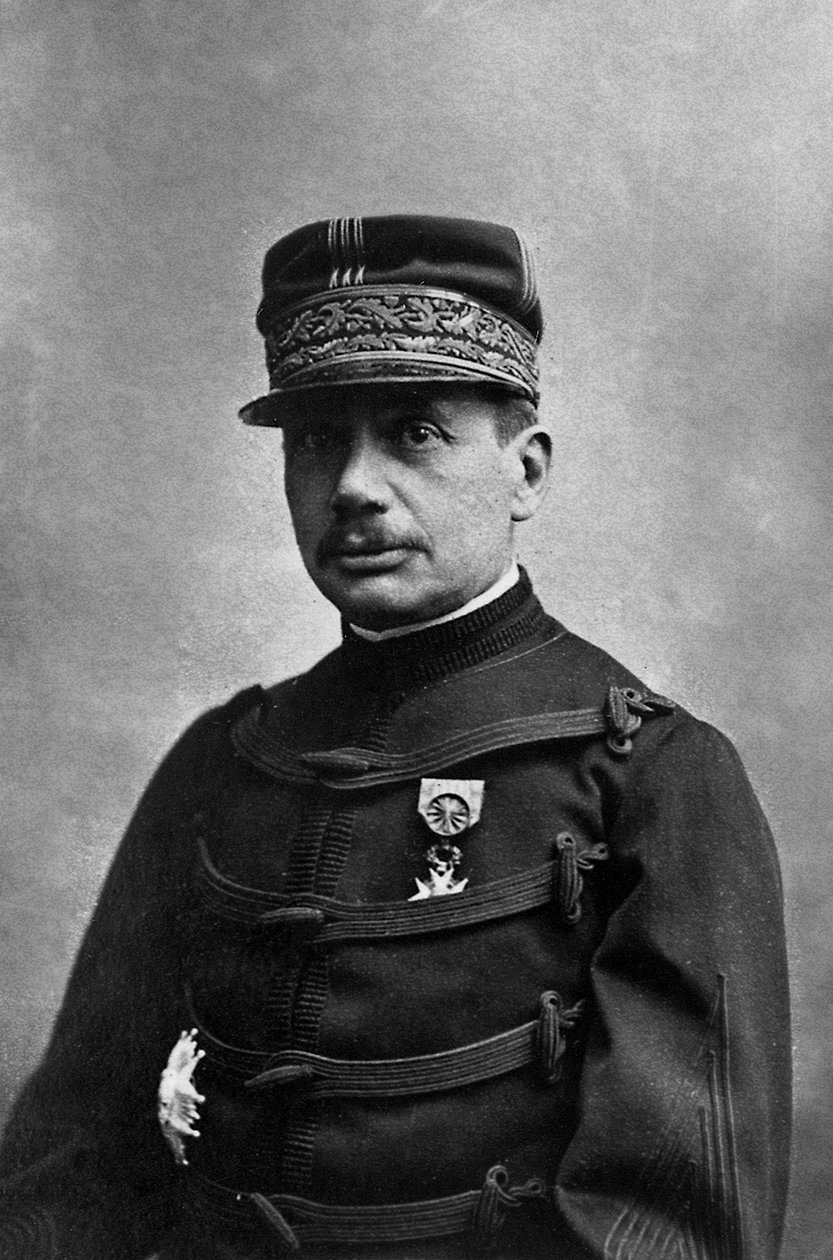 Kenraali Gaston Borgnis Desbordes (1859-1901) ranskalainen sotilasopiskelija, ammattikorkeakoulun opiskelija, sotilasuran jälkeen laivaston palveluksessa, hän sai komennon Indokiinan joukkojen päällikkönä, Eugene Piroun valokuvaama noin 1880-1901. tekijältä Eugene Pirou