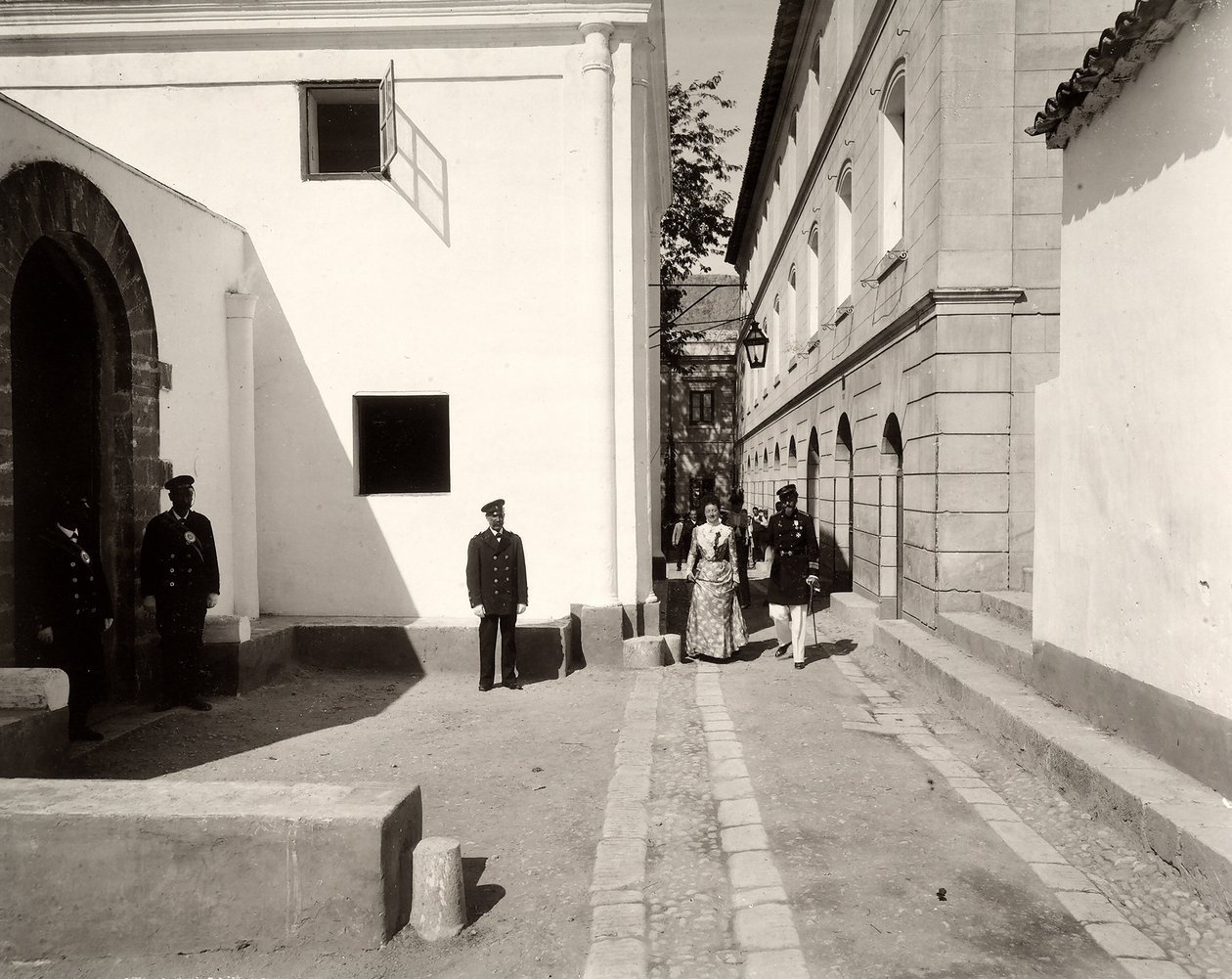 Univormussa olevat miehet seuraamassa tyylikkäästi pukeutunutta naista kohti Lo Zuccon tilan kirkkoa Sisiliassa, 1900 tekijältä Eugenio Interguglielmi
