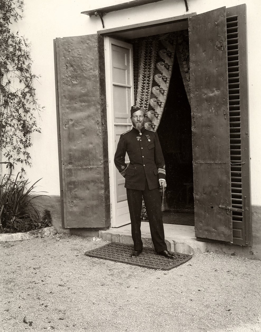 Muotokuva univormussa olevasta miehestä Lo Zuccon maatilalla, Sisiliassa, 1900 tekijältä Eugenio Interguglielmi