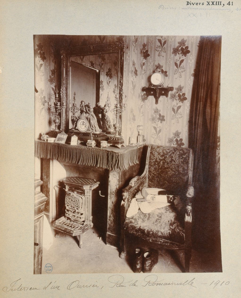 Työväenluokan kodin sisustus rue de Romainvillessä, Pariisissa, 1910 tekijältä Eugène Atget