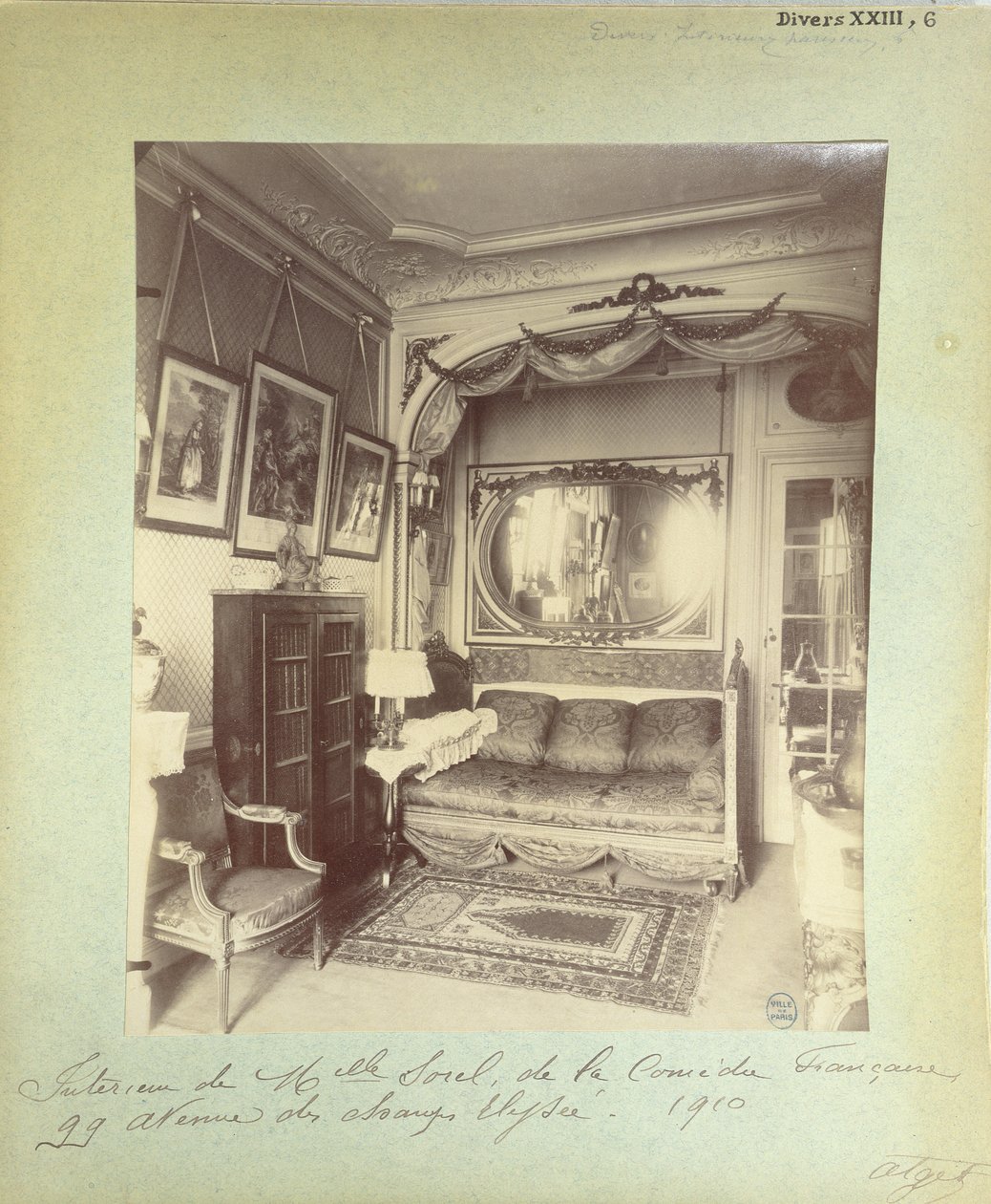 Cecile Sorelin kodin sisustus osoitteessa 99 Avenue des Champs Elysees, 1910 tekijältä Eugène Atget
