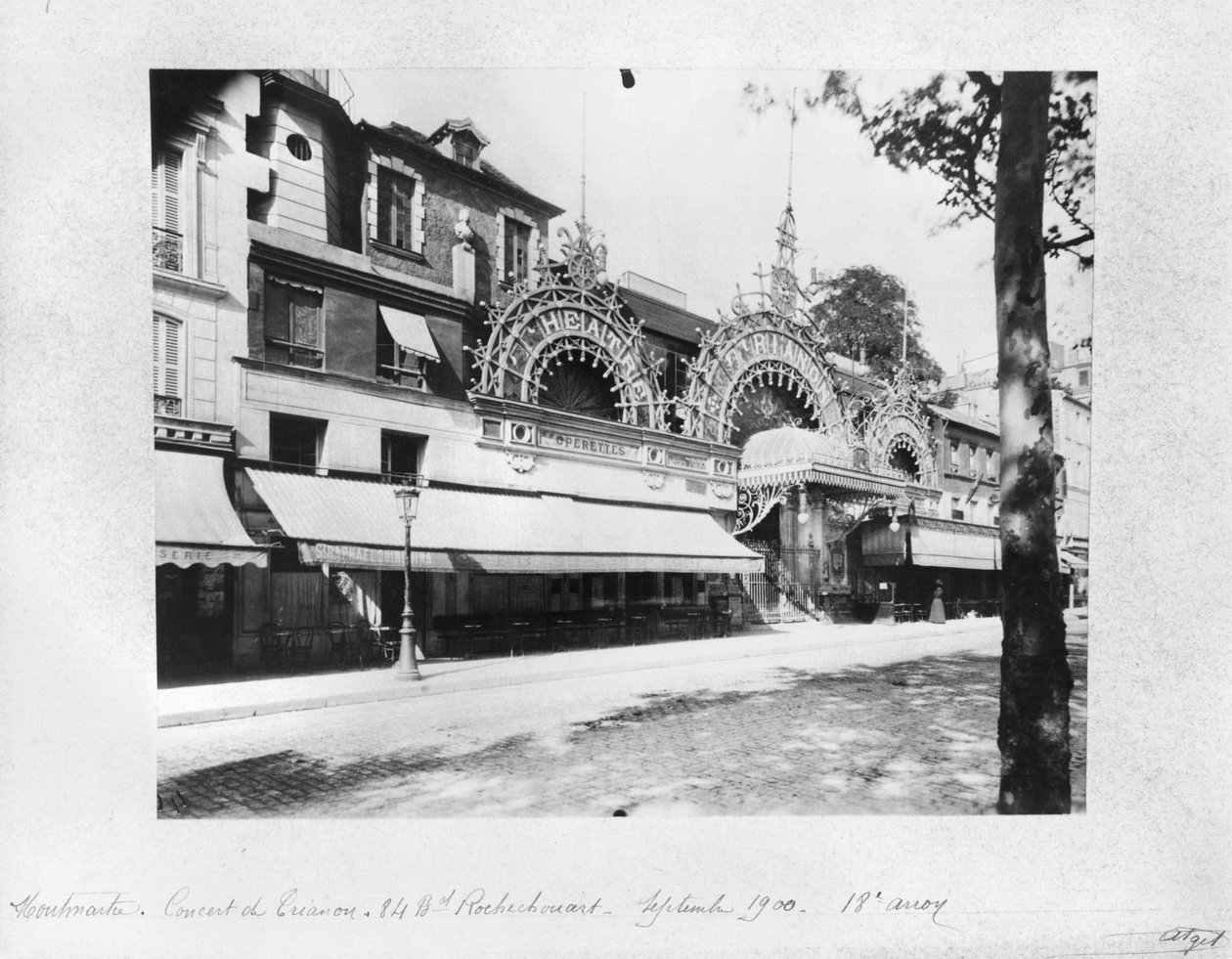 Concert de Trianon Pariisissa, 84 boulevard Rochechouart, syyskuu 1900. tekijältä Eugène Atget