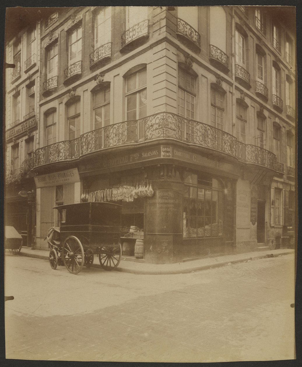 54 Rue Saint-Honoré ja 1 Rue des Prouvaires, (1° Arr.) tekijältä Eugène Atget