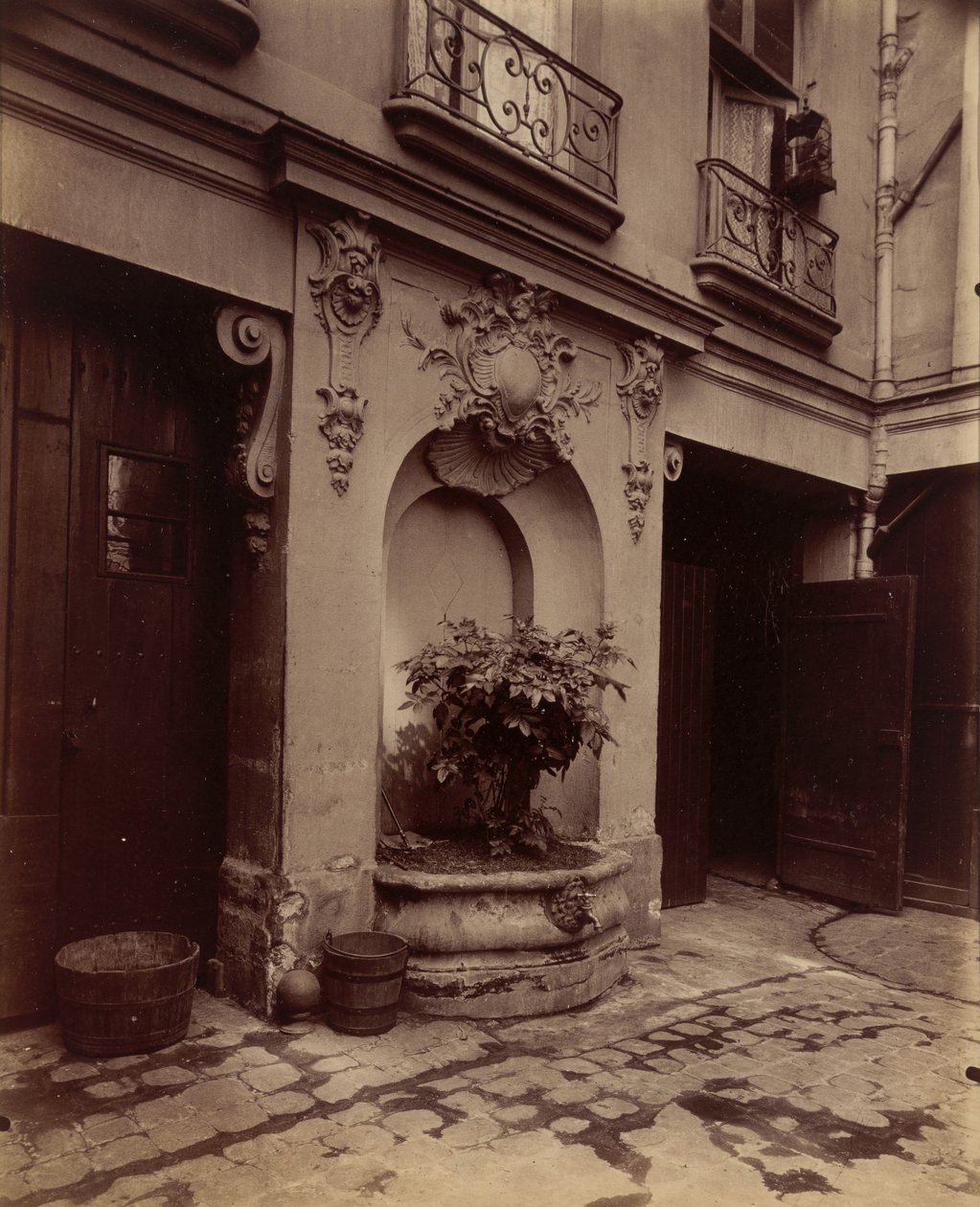 Entinen parlamentaarikkojen hotelli, 3 Rue des Lions tekijältä Eugène Atget