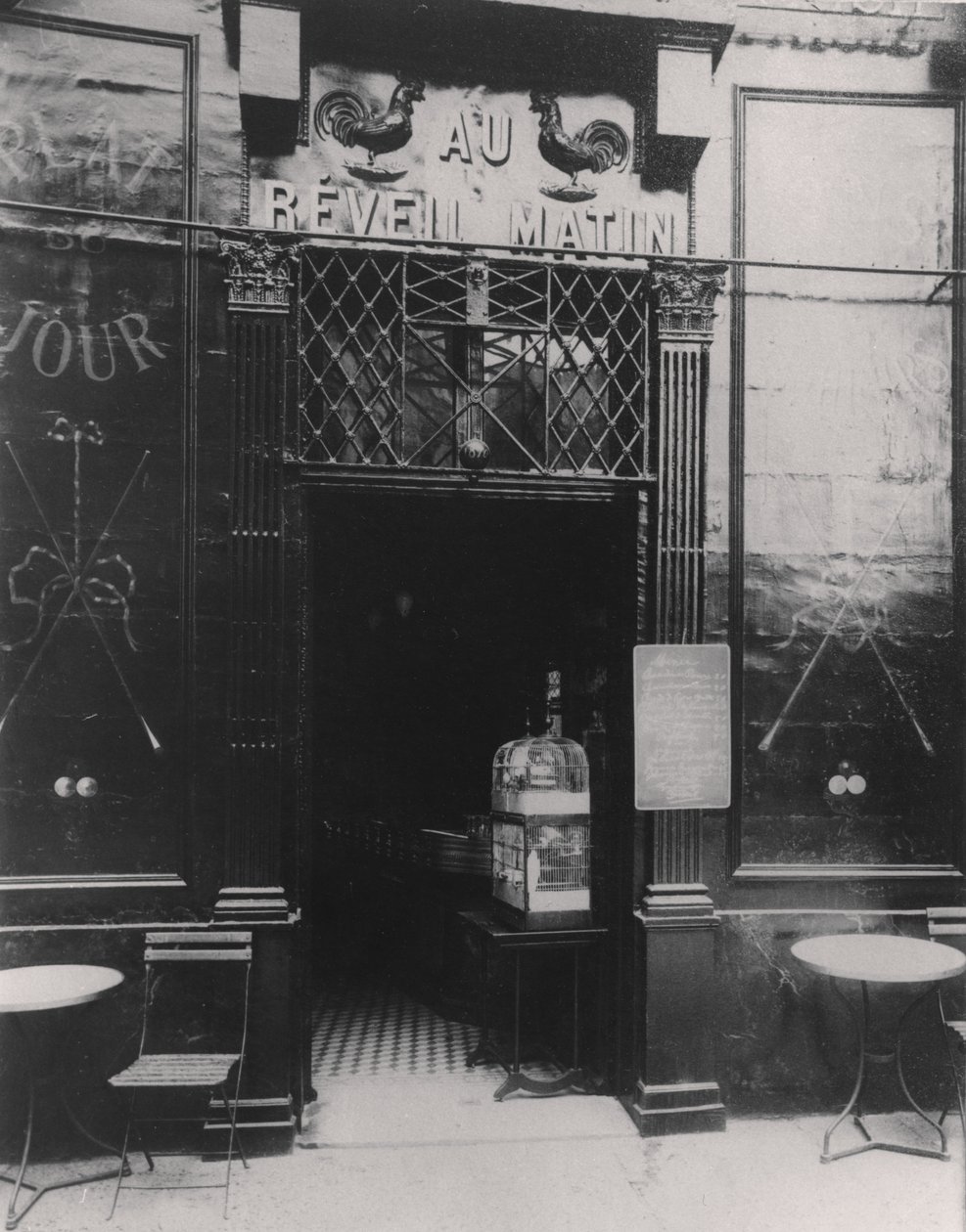 Au Réveil Matin, rue Amelot, 11th Arrondissement, Paris tekijältä Eugène Atget