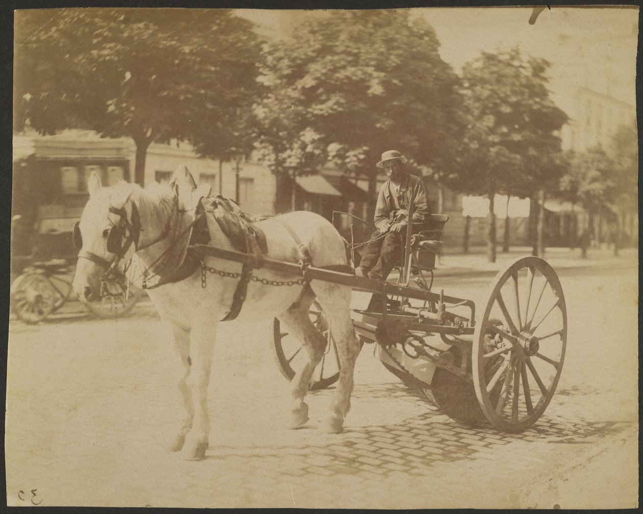 [Hevosvetoinen lakaisukone] tekijältä Eugène Atget
