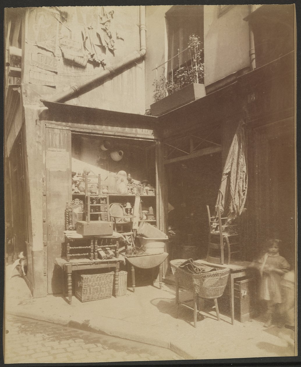 Brokanteur, Un Coin de la Rue Beaubourg, 8 (4) tekijältä Eugène Atget