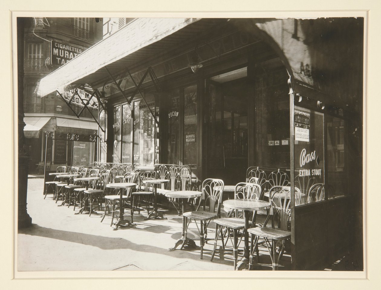 Kahvia? - Suuren armeijan katu tekijältä Eugène Atget