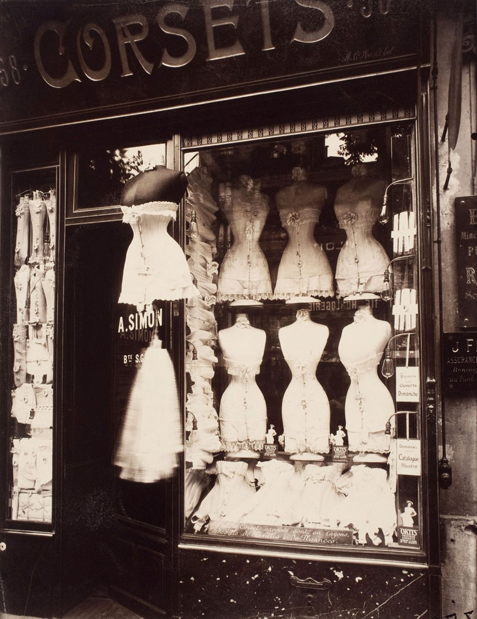Korsetit. Boulevard de Strasbourg, 1912 tekijältä Eugène Atget