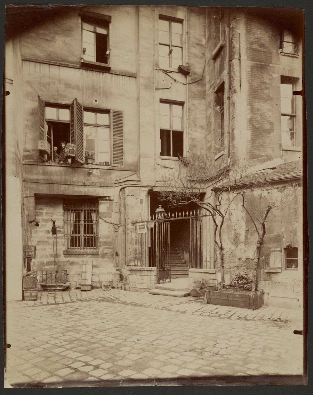 Rouenin hovi tekijältä Eugène Atget
