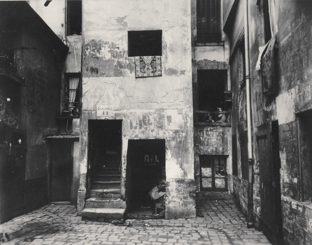 Courtyard, 41 rue Broca, Paris, 5th Arrondissement, 1912 (albumiini hopeaprintti) tekijältä Eugène Atget
