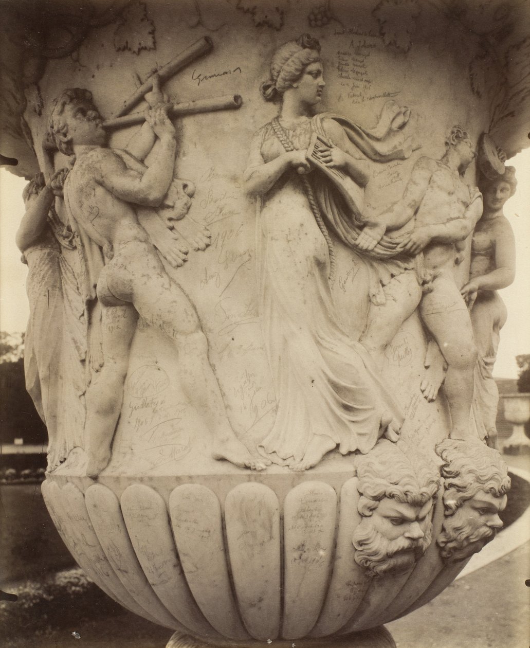 Yksityiskohta maljakosta Versaillesissa tekijältä Eugène Atget