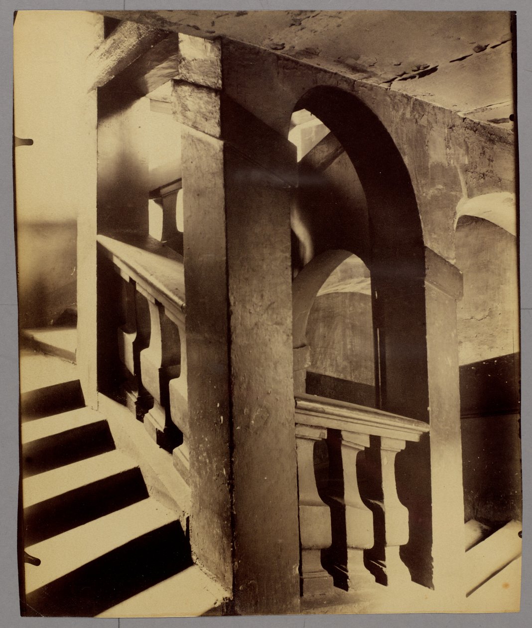 Portaikko, 25 rue des Blancs-Manteaux tekijältä Eugène Atget