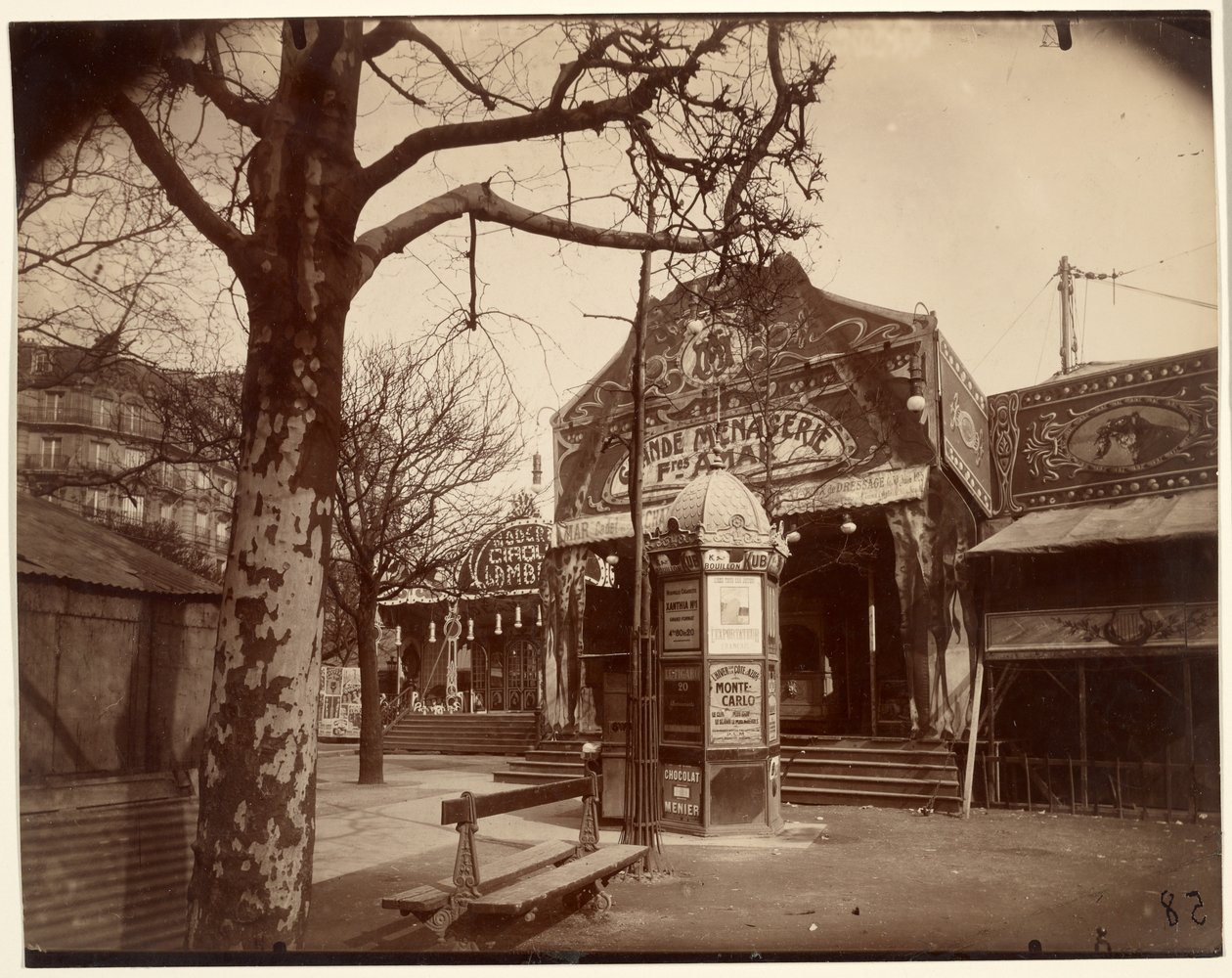 Fête Vaugirard (katumessut ja kioski) tekijältä Eugène Atget