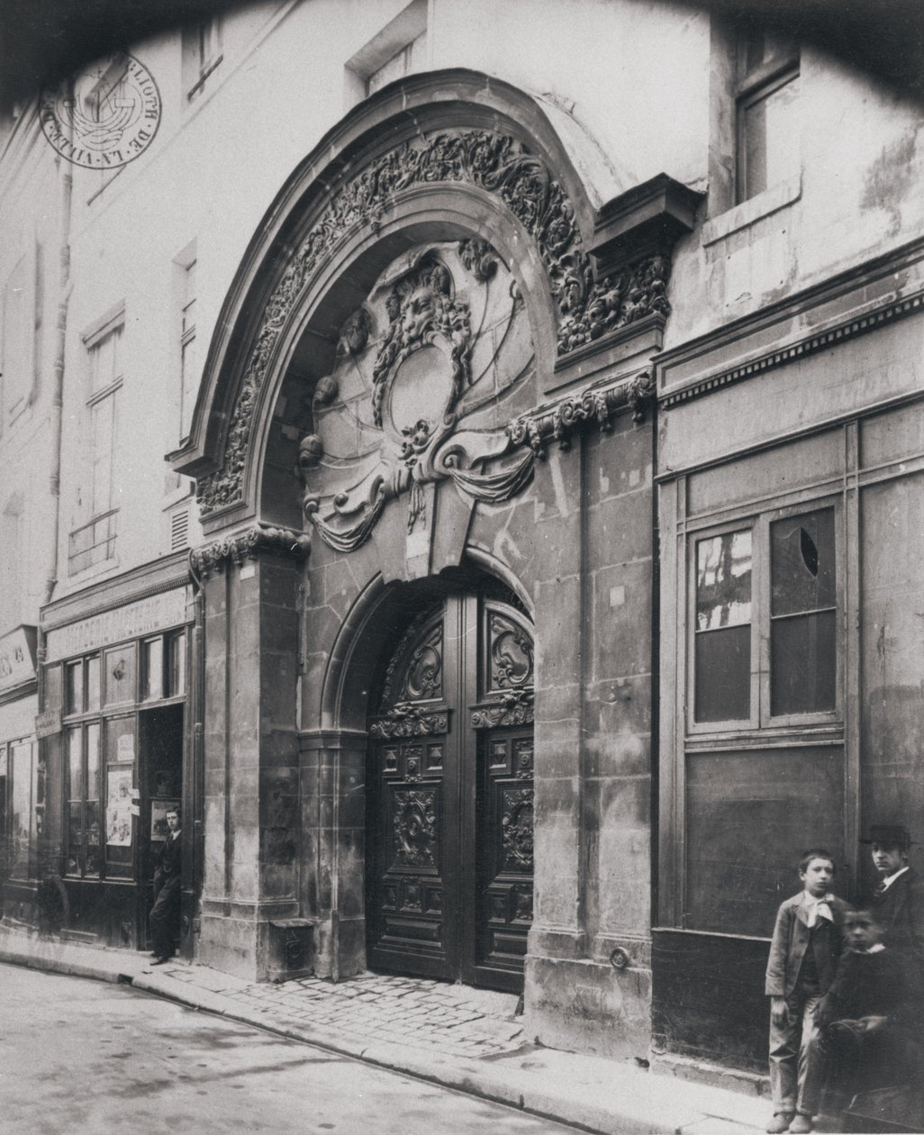 Hotel Chalons Luxembourg, Rue Geoffroy LAsnier, 4th Arrondissement, 1898 tekijältä Eugène Atget