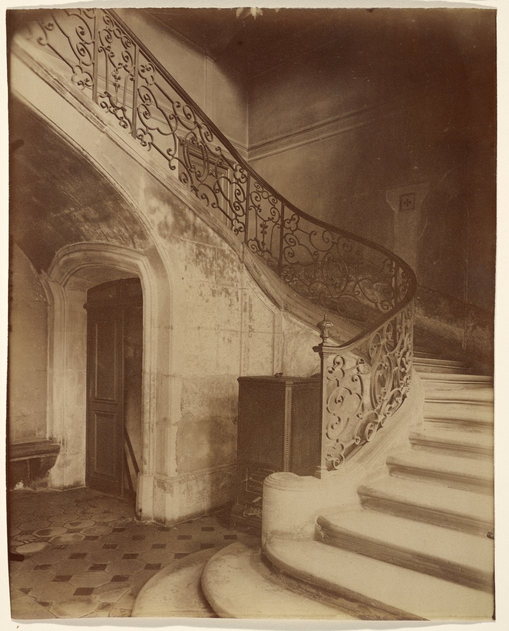 Hotel de la Brinvilliers, myrkyttäjä, Rue Charles V 12. tekijältä Eugène Atget